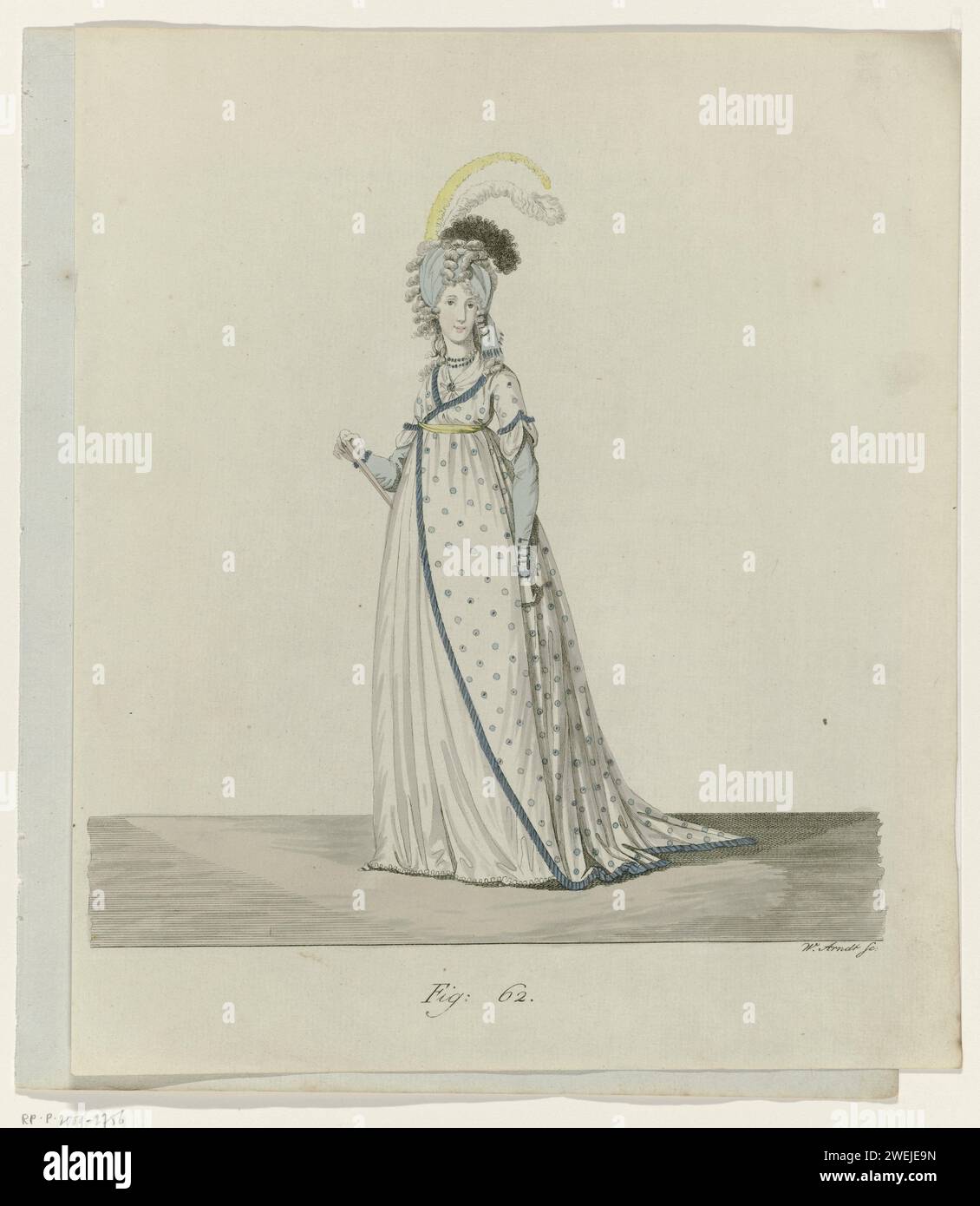 Galerie Moden, 1795, Abb. 62, T 34: Englische Frau in Eveningwear, 1795 englische Frau mit einem hellblauen „Chiffonet“ aus Atlas (Seide) auf dem Kopf, mit silbernen und seidenen Fransen besäumt, mit einer schwarz gelockten Feder und einem weißen und gelben Strauß verziert. Rock aus weißem Musselin. Mousseline Kleid auf russische Art. Lange in blauem atlas getaucht. Kurze Oberärmel, verziert mit einem großen Juwel. Der ganze Schuss mit blauen und silbernen Fransen. Um den Hals ein Fichu mit Diamantnadel. Weiteres Zubehör: Diamant-Ohrringe, zwei Perlenketten um den Hals, Gürtel, Fächer, weiß mit Silberstickerei Stockfoto