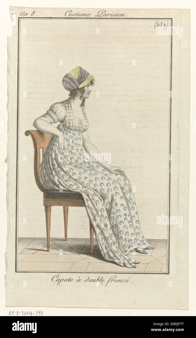 Journal of the Ladies and Fashion, Pariser Kostüm, 24. Juli 1800, Jahr 8 (232): Doppelt gerafftes Kondom, 1800 'Capote' mit Rauchen verziert. Kleid mit Bögen-Muster. Pofal-Ärmel und Luftwiderstand. Ein gestreifter Fichu (?) Um den Hals. Flache Schuhe mit Spitznasen. Der Druck ist Teil des Modemagazins Journal des Dames et des Modes, herausgegeben von Pierre de la Mésangère, Paris, 1797–1839. Papiergravur von Modetafeln. Kopfbedeckung (CAPOTE) (+ Damenkleidung). Kleid, Kleid (+ Damenkleidung). Schuhe, Sandalen (+ Damenkleidung). Stuhl Stockfoto
