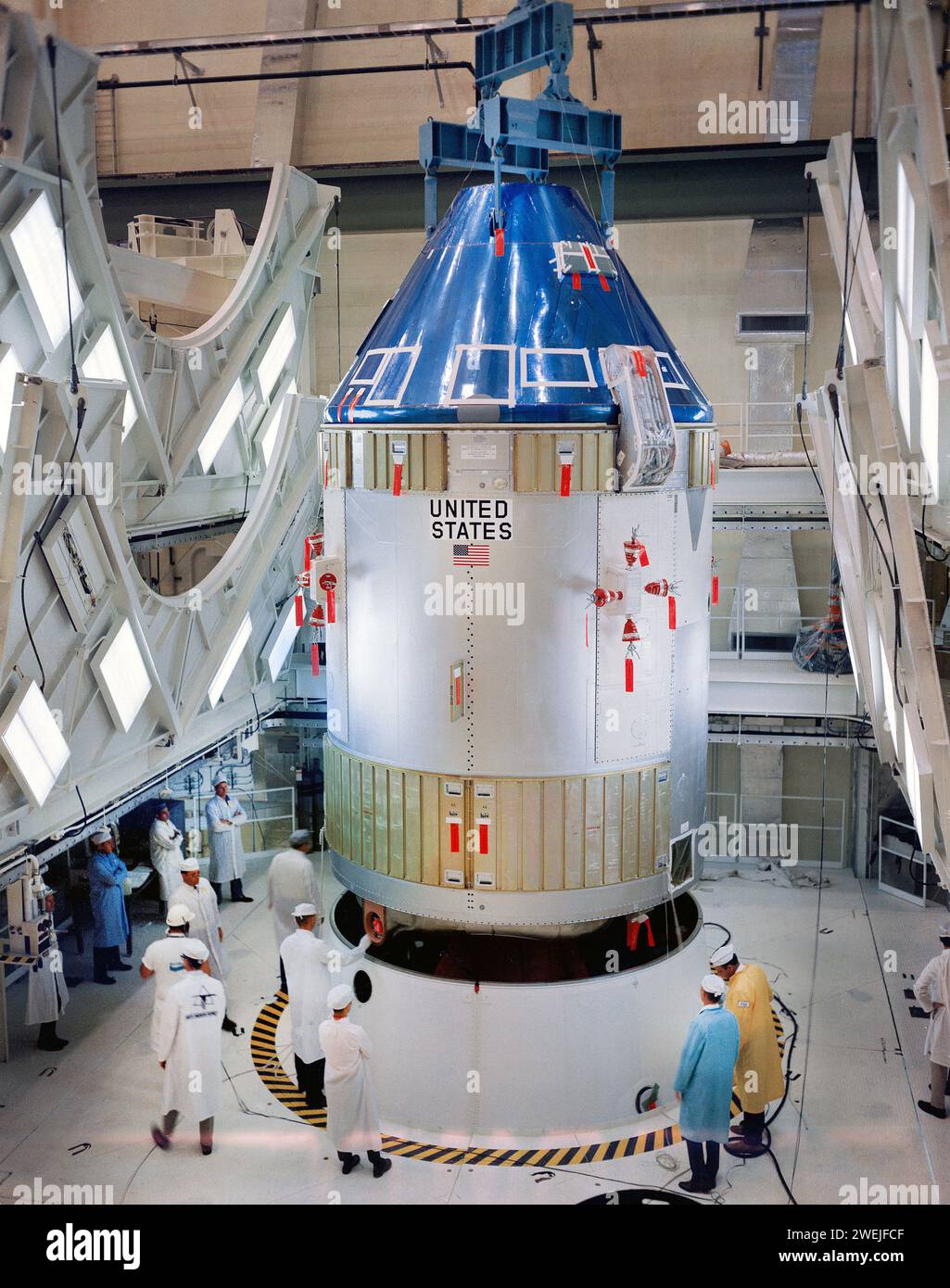 Apollo Space 101 Command/Service Modules werden für die Paarung mit dem Lunar Module Adapter (SLA)-5, dem bemannten Raumfahrzeug des Kennedy Space Centers, in Position gebracht; Apollo Space 101 wird am 15. August 1968 auf der ersten bemannten Apollo-Raummission, Apollo 7, NASA, geflogen Stockfoto