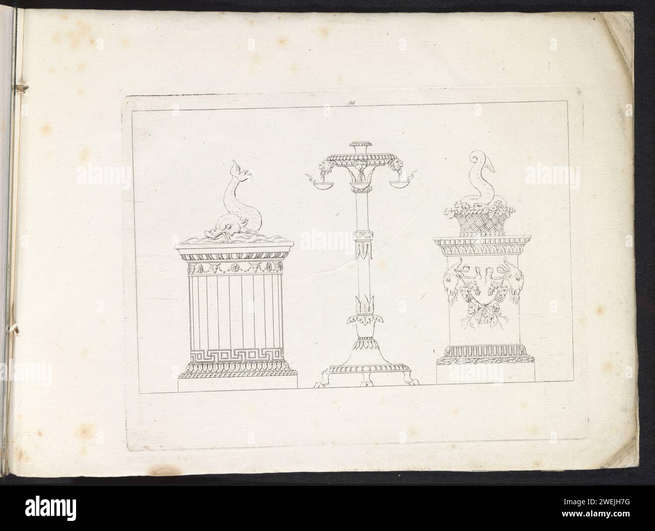 Zwei Urnen und ein Leuchter, Pietro Ruga, nach Lorenzo Roccheggiani, 1817 Print Print ist Teil eines Albums. Papier-Ätzschmuck  Kunst. Urne. Kronleuchter, Kandelaber Stockfoto