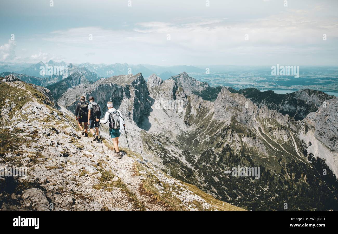 Drei Wanderer auf der Hochplatte, Ammergauer Berge, Bayern, Deutschland Stockfoto
