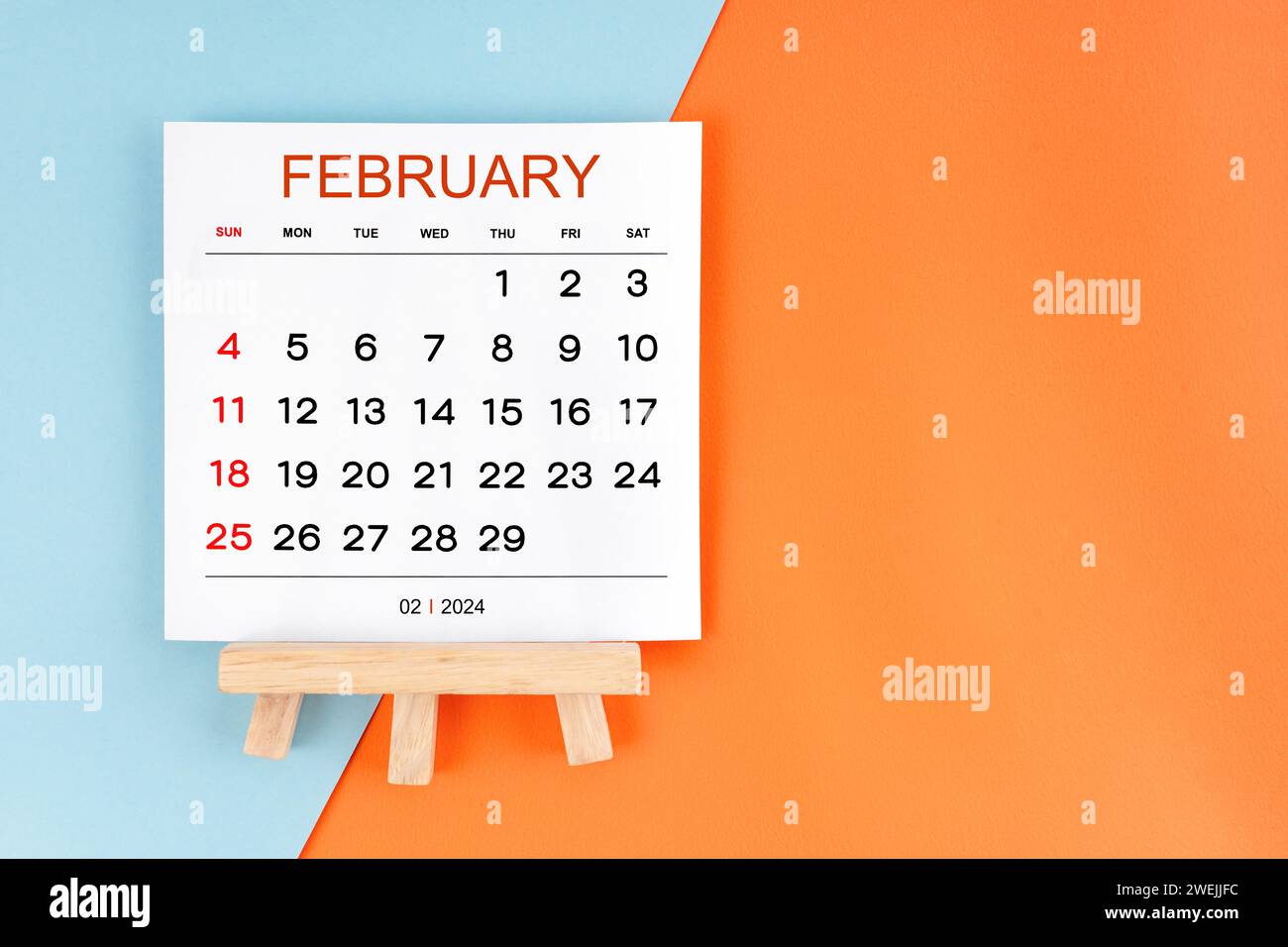 Kalenderseite für den 2024. Februar auf blauem und orangefarbenem Hintergrund. Stockfoto