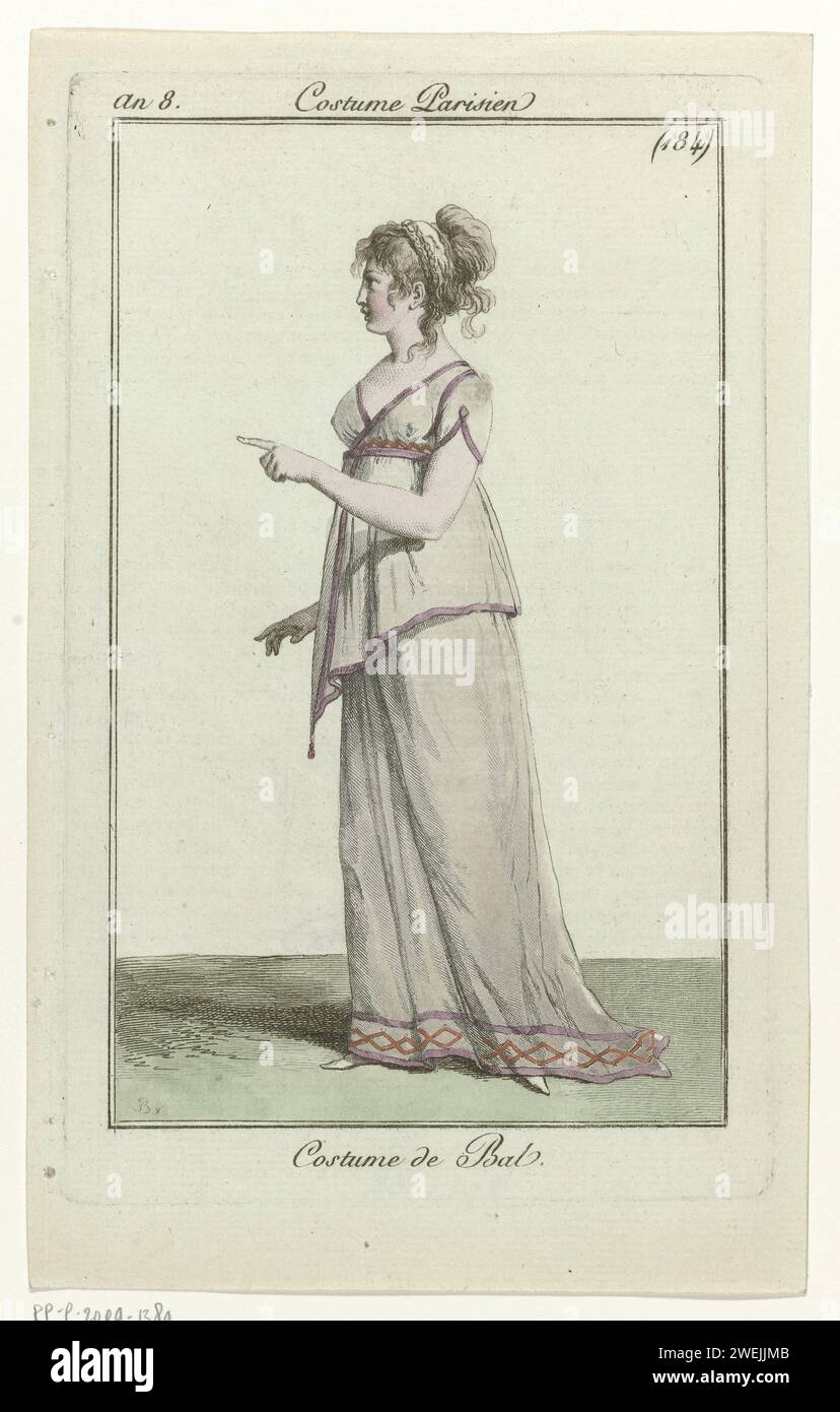 Journal of Ladies and Fashion, Pariser Kostüm, 5. Januar 1800, Jahr 8 (184): Ballkostüm, 1800 Kostüm für einen Ball. Asymmetrische Tunika mit kurzen Ärmeln, Umladung und Spitze mit Pinsel. Rock mit Schleppe, Besatz in Kontrastfarbe und geometrischem Muster. Das aufrechte Haar ist mit einem Haarband oder Haarnetz verziert. Flache Schuhe mit Spitznasen. Der Druck ist Teil des Modemagazins Journal des Dames et des Modes, herausgegeben von Pierre de la Mésangère, Paris, 1797–1839. Papiergravur von Modetafeln. Kleidung für den oberen Teil des Körpers (TUNIKA) (+ Damenkleidung). Stockfoto