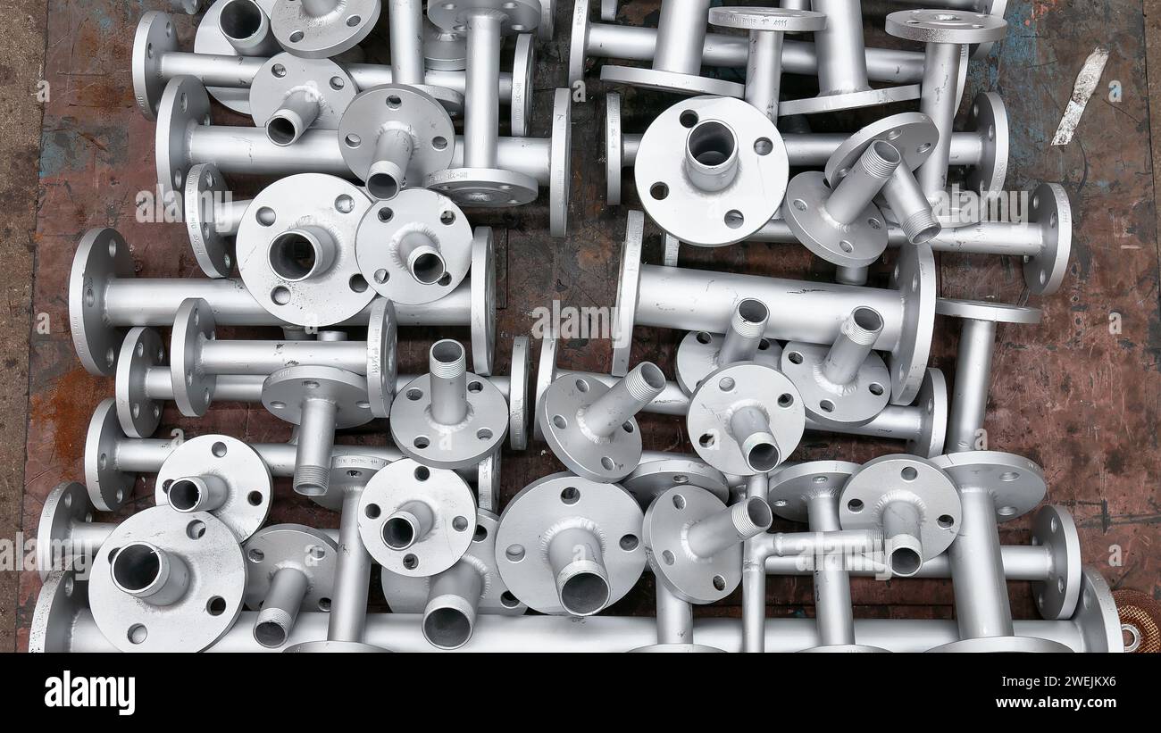 Viele Rohrleitungskomponenten in einer Fabrikhalle. Stockfoto