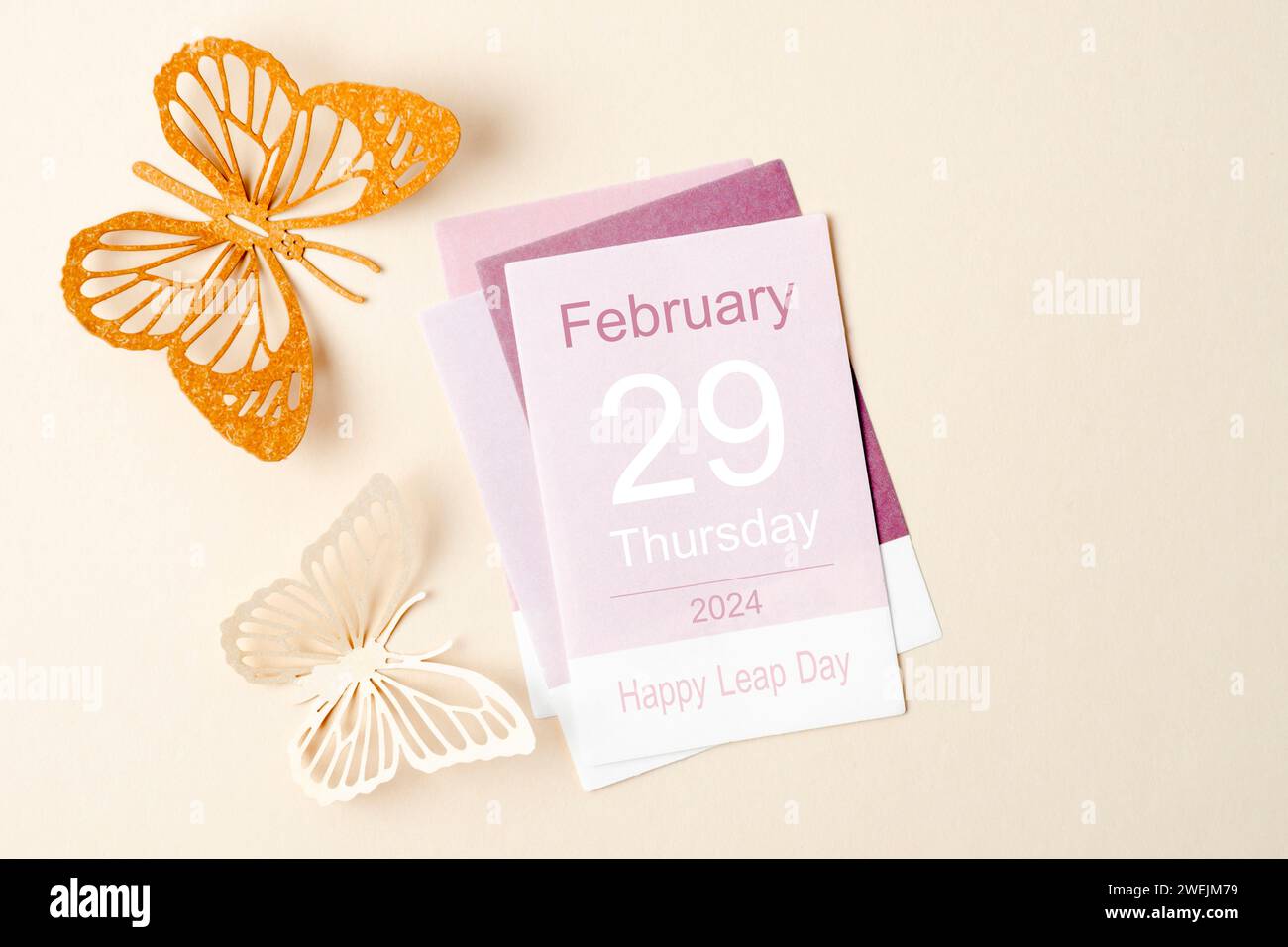 „Happy Leap Day“ oder „LEAP Year“-Schriftzug. Kalenderseite 29. Februar, Monat 2024 oder 2028 und 366 Tage. Tag im februar. Stockfoto