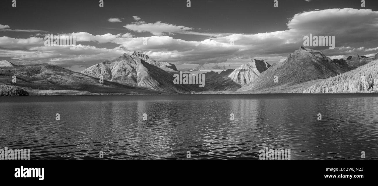 Monochromatisches Bild des Glacier National Park in Infra Red mit einer vollständig umgebauten Kamera, die eine einzigartige Perspektive dieses unglaublichen Parks in Montan zeigt Stockfoto