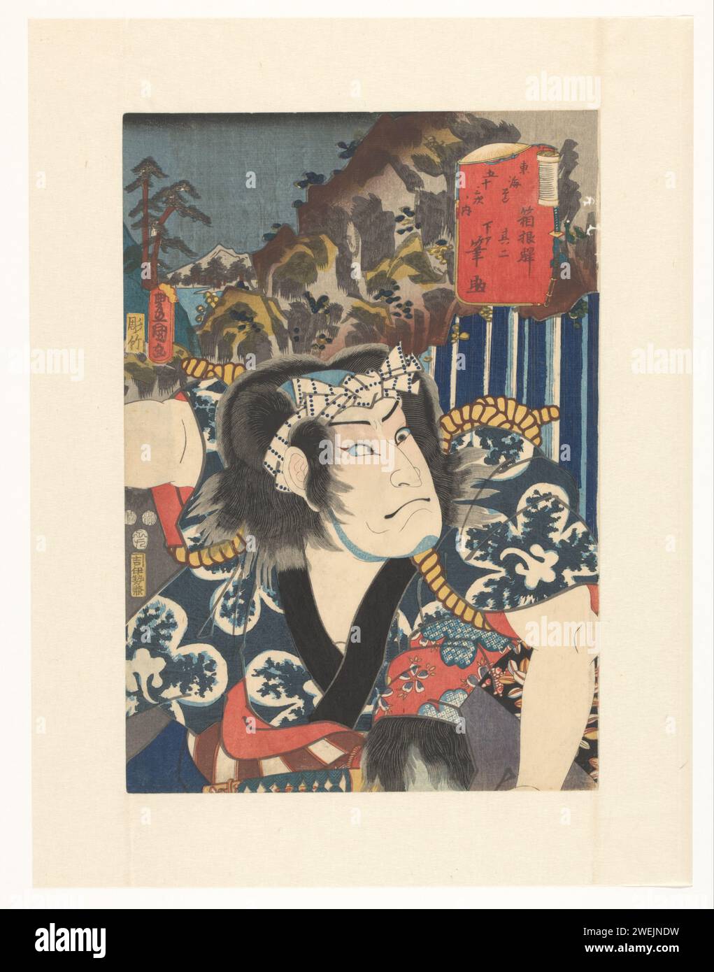 DIENSTBODE FUDESUKE TRAF HOOFD, Utagawa Kunisada (i), 1852 Print Kabuki-Schauspieler Nakamura Utaemon IV. In der Rolle des Dienstbode Fudesuke, mit dem Kopf seiner Schwester Hatsuhana in den Händen, in Lappen verpackt und von dem nur ein Stück Haar zu sehen ist. Mit den Seilen um seine Schultern sind die Ärmel seines Kimonos festgebunden, damit er sich leichter bewegen kann; ein Zeichen dafür, dass er bereit ist zu kämpfen. Im Hintergrund der Shirataki-Wasserfall in den Bergen von Hakone, wo seine Schwester inhaftiert und enthauptet wurde. Papierfarbe Holzschnitt Schauspieler (auf der Bühne). Kopf einer enthaupteten Person. Wasserfall Stockfoto