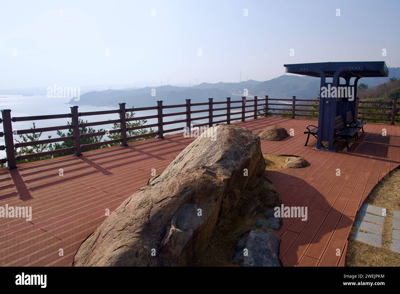 Samcheok City, Südkorea - 28. Dezember 2023: Ein ruhiger Blick von der Terrasse hinter der Lady Suro Statue, mit Blick auf das Ostmeer, mit Felsen, die durch den Boden brechen Stockfoto