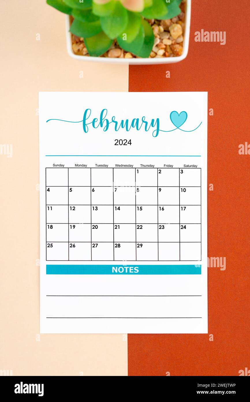 Februar 2024 Kalenderseite mit Pflanztopf auf wunderschönem Hintergrund. Stockfoto