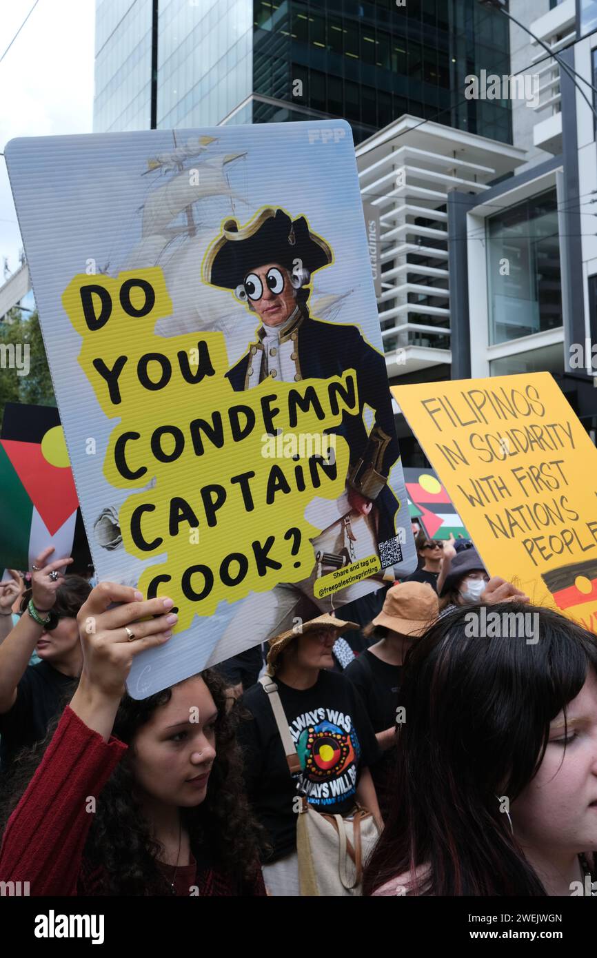 2024 Melbourne, Australia Invasion Day Rallye, die für ein Ende des Missbrauchs von Aborigines und ein Ende des Todes in Polizeigewahrsam von Aborigines aufruft. Stockfoto