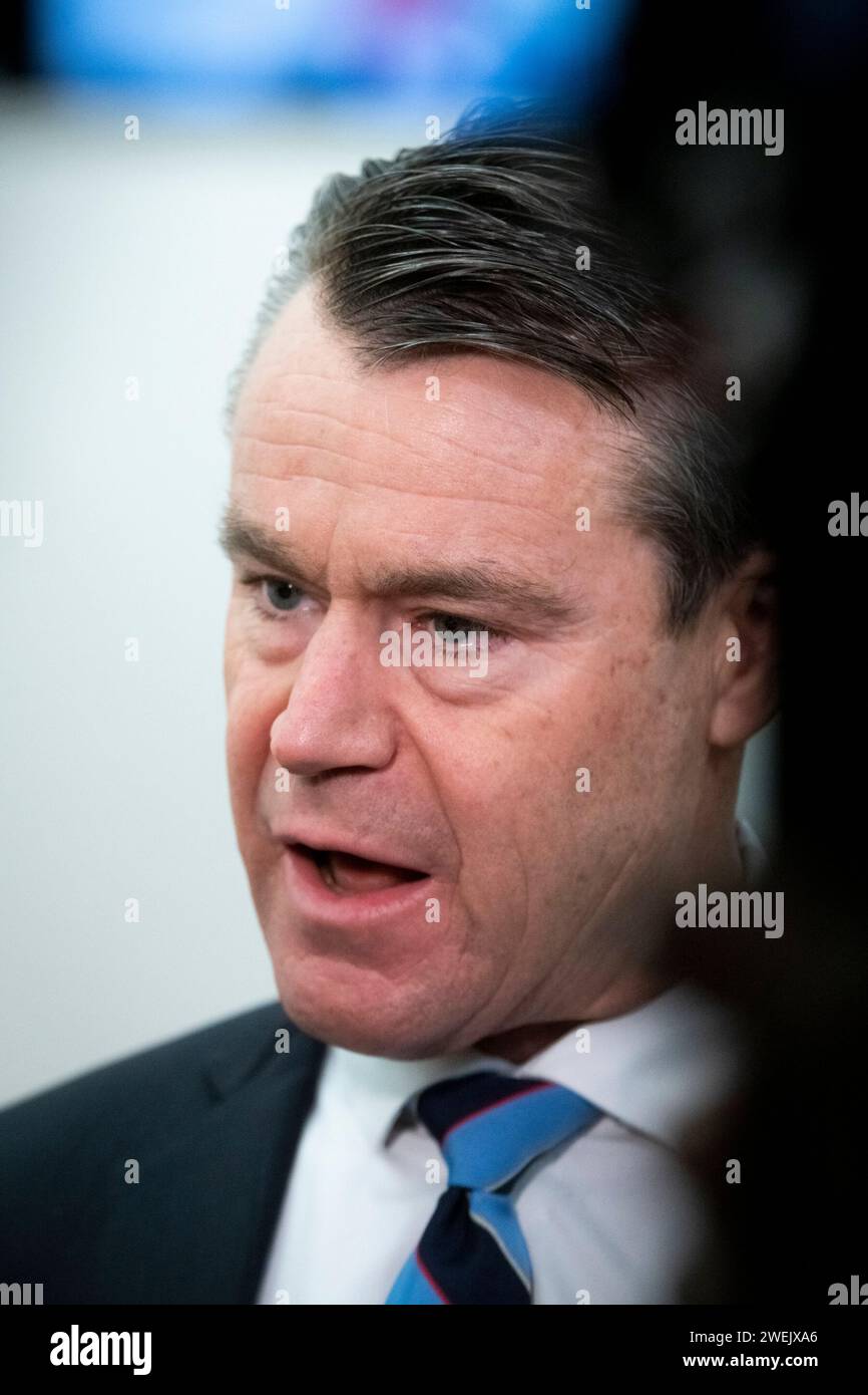 Washington, Vereinigte Staaten. Januar 2024. Der US-Senator Todd Young (Republikaner von Indiana) spricht mit Reportern über die Frage der Grenze zwischen den USA und Mexiko und den Krieg in der Ukraine im Dirksen Senate Office Building in Washington, DC, Donnerstag, 25. Januar 2024. Quelle: Rod Lamkey/CNP/dpa/Alamy Live News Stockfoto