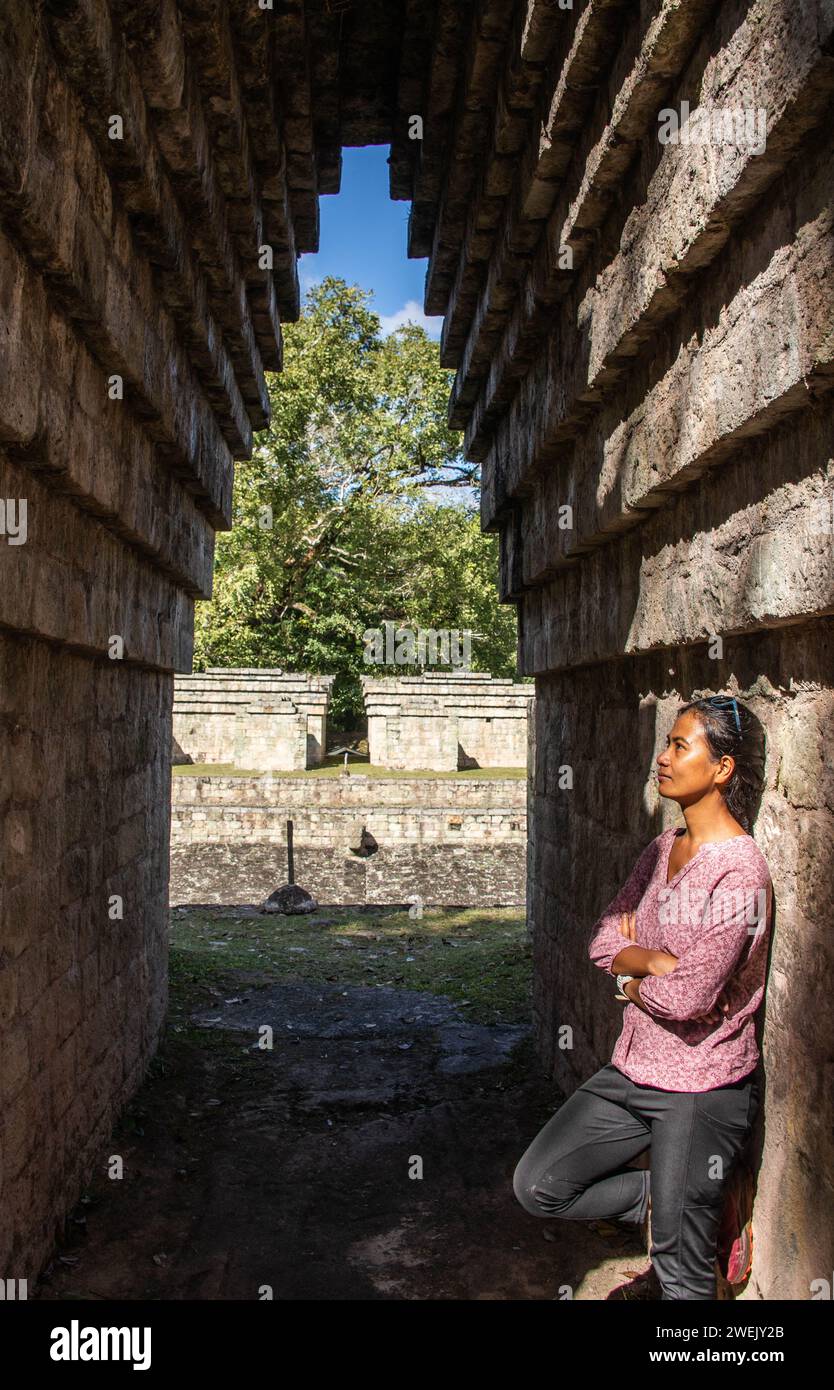 Touristen auf dem Ball Court in den Copan Maya Ruinen, Copan Ruinas, Honduras Stockfoto