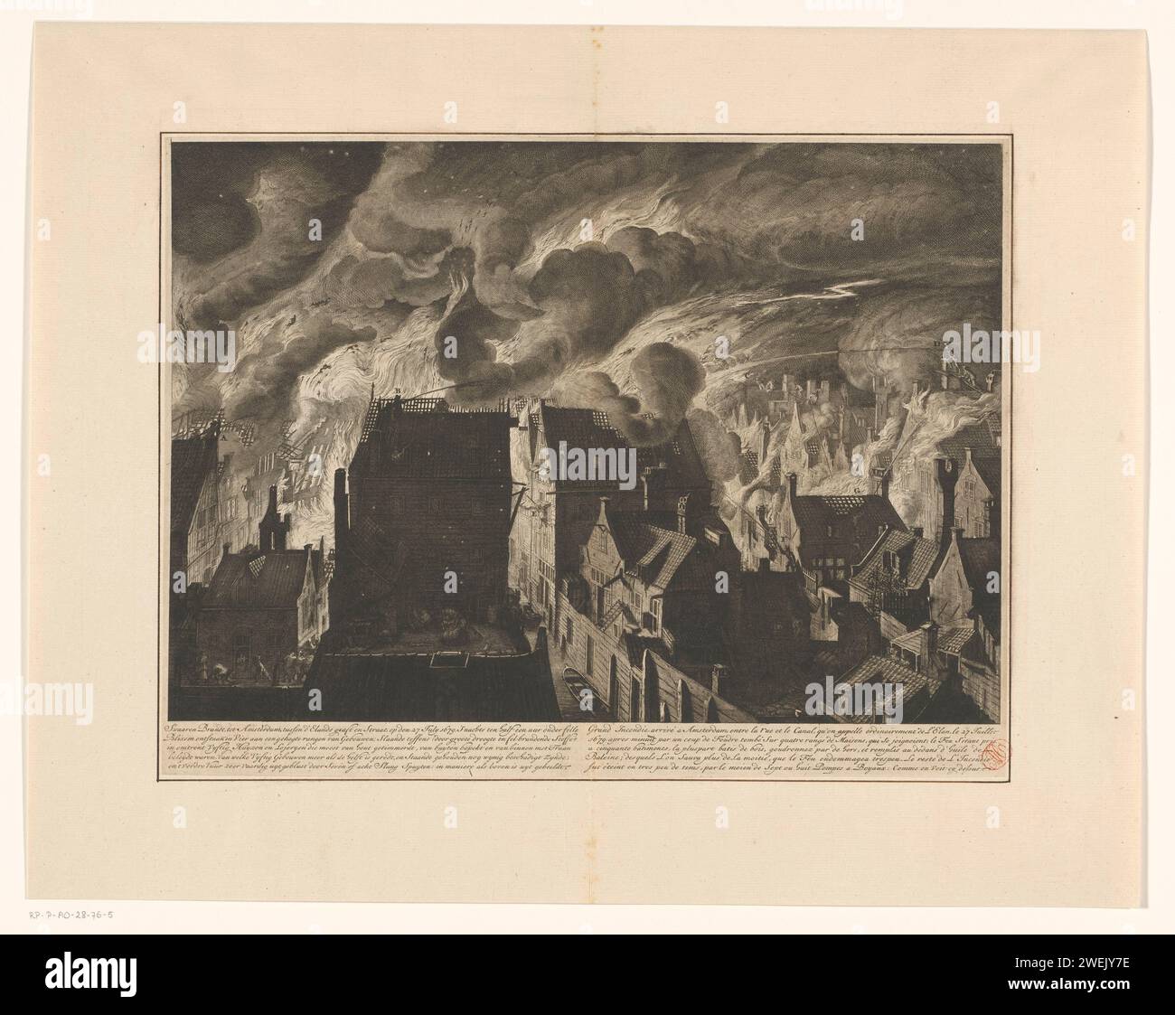 Löschung des schweren Feuers auf der Elandsgracht, 1679, Jan van der Heyden (zugeschrieben), nach Jan van der Heyden, 1690–1735 drucken die Löschung des schweren Feuers zwischen Elandsgracht und Elandsstraat in Amsterdam, verursacht durch Blitzschlag in der Nacht vom 27. Juli 1679. Verschiedene Häuser versuchen, das Feuer mit Sprühgeräten zu löschen. Zur Veranschaulichung eines fachkundigen Feuers mit Schlauchfeuerspritzgeräten. Mit fünfzeiliger Beschriftung auf Niederländisch und Französisch. Platte 8 im Feuersprühbuch von Jan van der Heyden. Feuerlöschausrüstung zum Ätzen/Gravieren von Papier. Feuer, Feuer. Brandbekämpfung Elandstracht Stockfoto