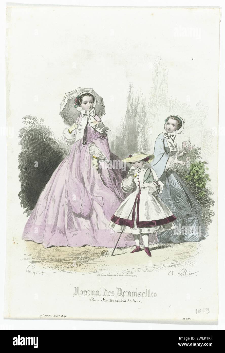 Journal des Demoiselles, Juli 1859, 27. Jahr Nr. 7, 1859 Eine Frau und zwei Mädchen in einem Garten. Die Frau hält mit der rechten Hand einen Sonnenschirm mit Fransen. Das kleine Mädchen sieht einen Schmetterling an und hat ein Schmetterlingsnetzwerk in der anderen Hand. Das andere Mädchen pflückt Blumen. Druck aus dem Modemagazin Journal des Demoiselles (1833-1922). Papiergravur von Modetafeln. Schmetterlingsjagd. Insekten: Schmetterling. Kopfbedeckung (+ Damenkleidung). Sonnenschirm, Sonnenschirm (+ Damenkleidung). Kopfbedeckung: Hut (+ Mädchenkleidung). Rock (+ Mädchenkleidung). Kleid, Kleid (+ Mädchenkleidung). Kleidung für die Up Stockfoto