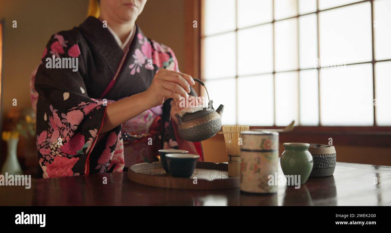 Japaner, Frauen und Matcha zur Teezeremonie im Chashitsu-Zimmer mit Kimono-Kleid und traditionellem Brauch. Person, temae und Vintage-Outfit für Stockfoto