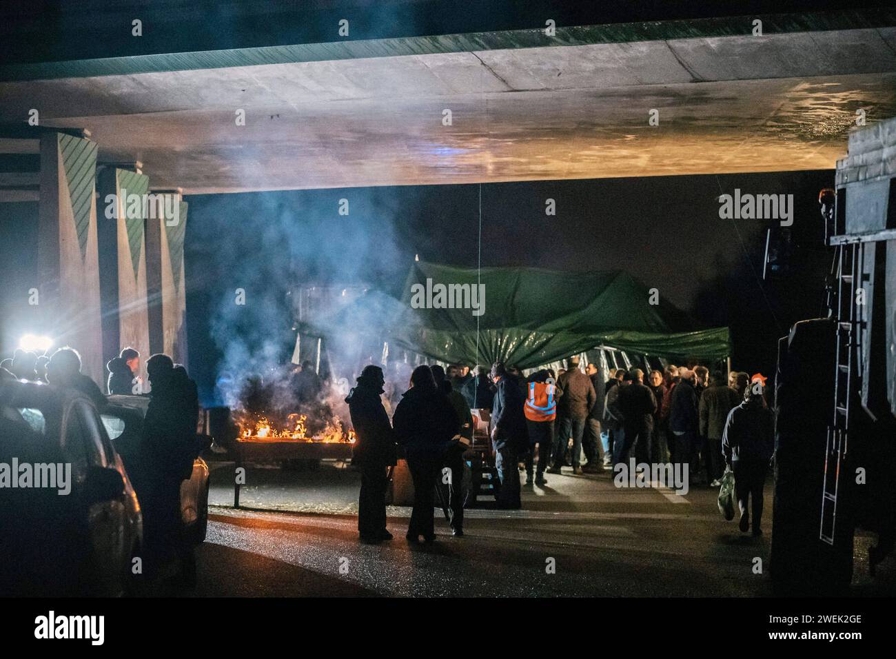 Hundert Landwirte blockieren die Autobahn A16 vor dem Hintergrund der nationalen und europäischen Mobilisierung der Landwirte gegen europäische Normen, die als zu restriktiv gelten. Maimbeville, 25. Januar 2024. Fotos von Jeremy Paoloni/ABACAPRESS.COM Credit: Abaca Press/Alamy Live News Stockfoto