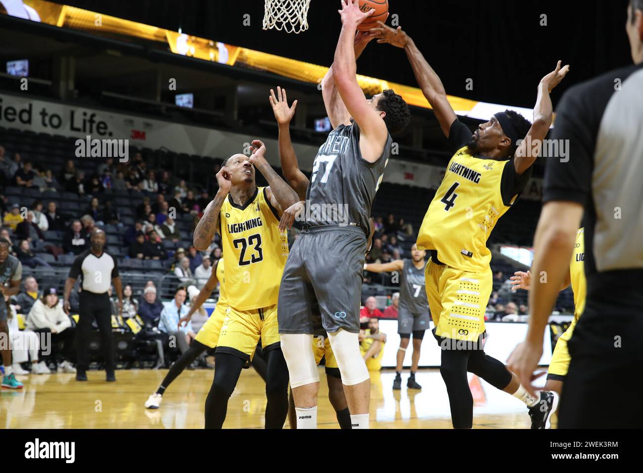 London Ontario Canada, 21. Januar 2024. Die London Lightning besiegen die Rhode Island Kraken bei ihrem ersten Besuch in Kanada. Isaac Medeiros (27) von Rhod Stockfoto