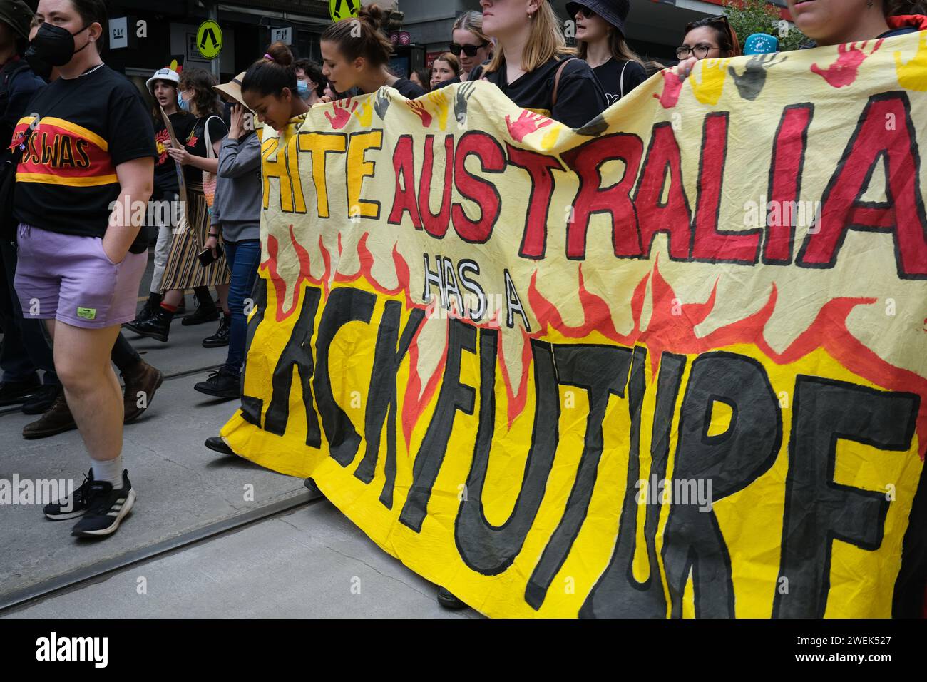 2024 Melbourne, Australia Invasion Day Rallye, die für ein Ende des Missbrauchs von Aborigines und ein Ende des Todes in Polizeigewahrsam von Aborigines aufruft. Stockfoto