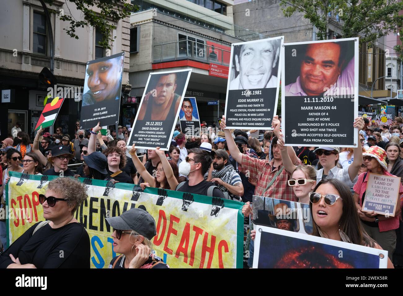 2024 Melbourne, Australia Invasion Day Rallye, die für ein Ende des Missbrauchs von Aborigines und ein Ende des Todes in Polizeigewahrsam von Aborigines aufruft. Stockfoto