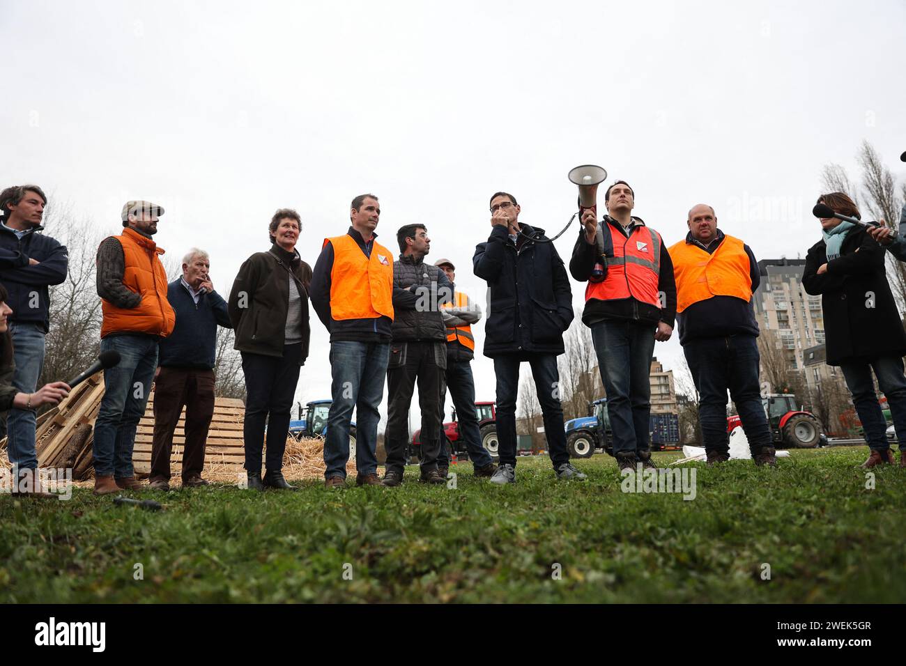 Rede von Cyrille MILARD, Präsidentin der Fdsea (Departmental Federation of Agricultural Unions and Operators) seine et Marne (77), umgeben von anderen Demonstranten am 25. Januar 2024 in Melun, südlich von Paris, Frankreich. Frankreichs mächtige Landwirtschaftsgewerkschaften trafen sich am 22. Januar mit dem französischen Premierminister, nachdem sie der Regierung eine Woche oder mehr Protestaktionen drohten, falls ihre Forderungen nicht erfüllt würden. Die Gewerkschaften haben konkrete Maßnahmen der Regierung gefordert, um ihre Missstände auszuräumen, die ihrer Meinung nach überhöhte finanzielle Abgaben und Umweltschutzvorschriften sowie unzureichende Preise f umfassen Stockfoto