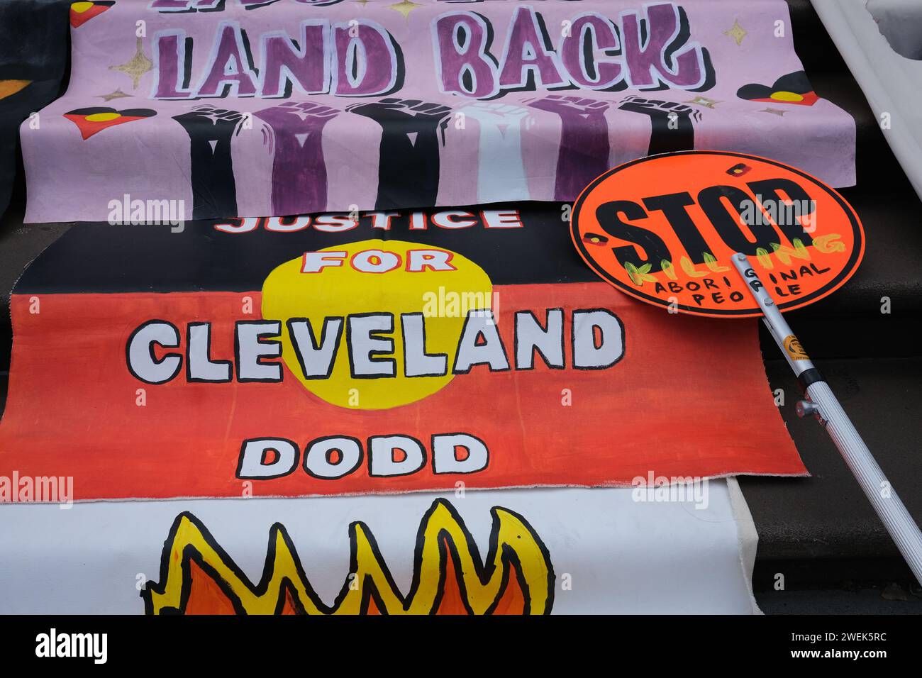 2024 Melbourne, Australia Invasion Day Rallye, die für ein Ende des Missbrauchs von Aborigines und ein Ende des Todes in Polizeigewahrsam von Aborigines aufruft. Stockfoto