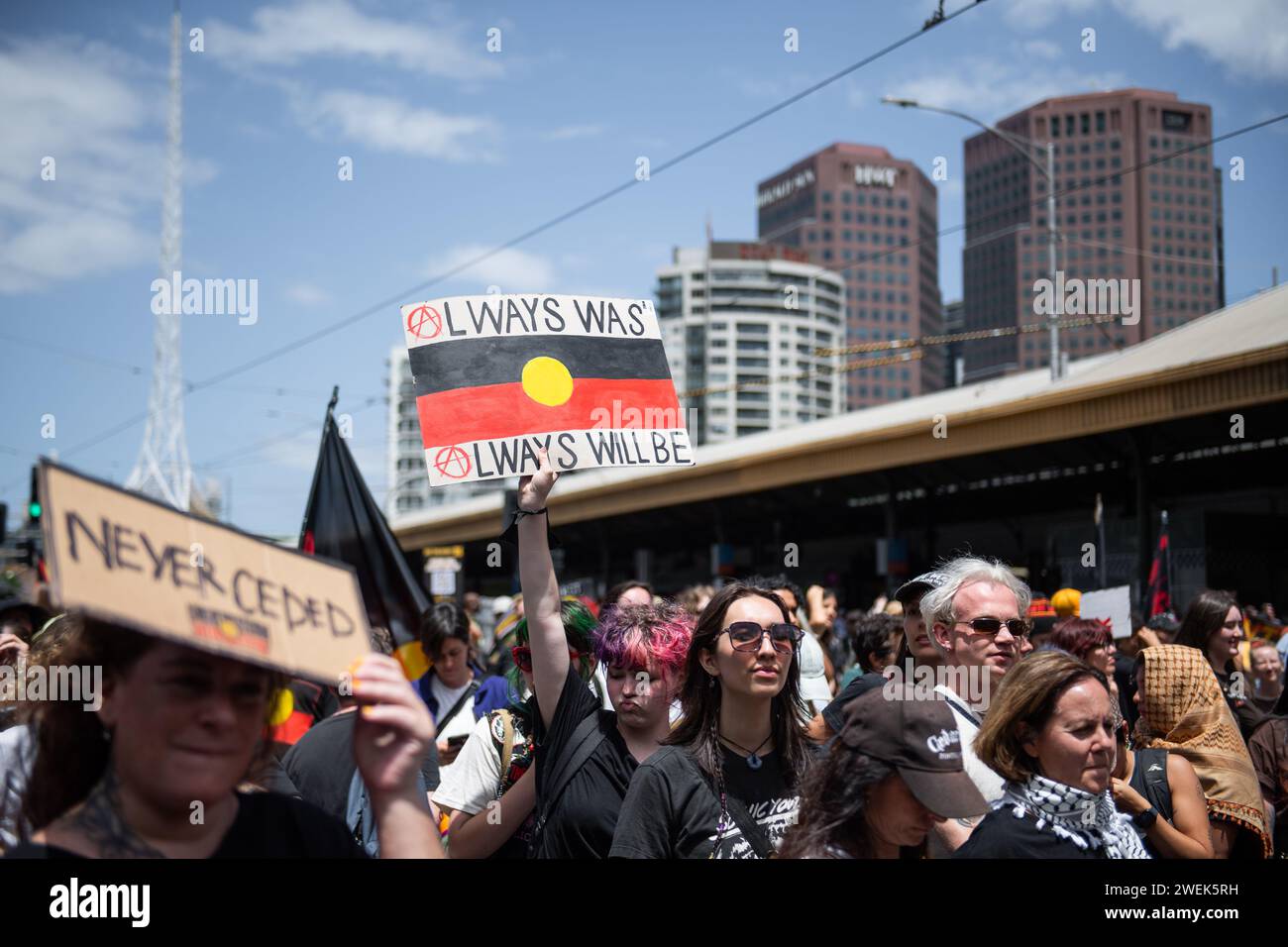 26. Januar 2024, Melbourne, Australien. Ein Demonstrant am Invasionstag hält ein Schild mit der Aufschrift „Always Was Always will Be“, während sie sich gegen den Australia Day oder Invasion Day mit einer Menschenmenge von etwa 30.000 anderen versammeln. Quelle: Jay Kogler/Alamy Live News Stockfoto