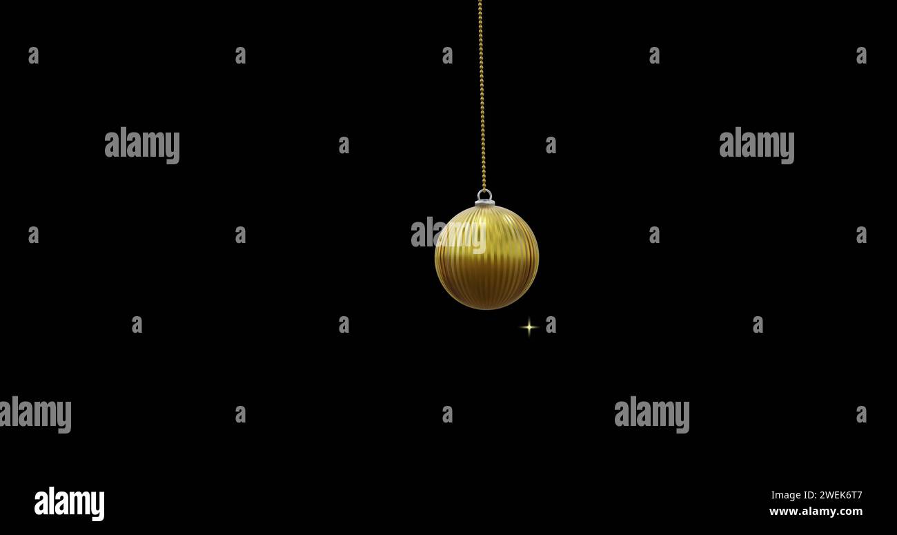 Goldene weihnachtskugel schwingend mit goldenen Sternen auf schwarzem Hintergrund Stockfoto