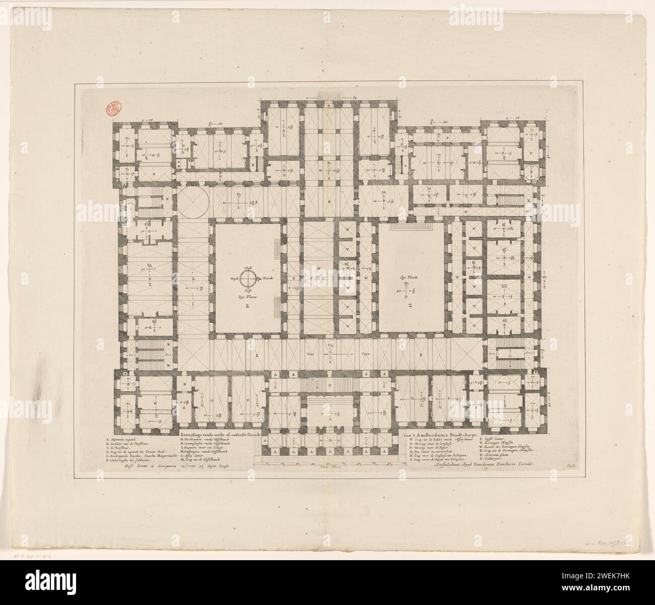 Karte des Erdgeschosses („erstes oder unteres Erdgeschoss“) vom Rathaus am Dam-Platz, Dancker Danckerts (möglich), Jacob Vennekool, nach Jacob van Campen, 1661 Druck unten links die Legende A-m. Unter einer in der Mitte eine Schüssel Schüssel: 100 Fuß Stute. Rechts unten die Legenda N-Z. Unten rechts in der Ecke: Abb. A. Ätzen/Gravieren von Papier in der Stadthalle. Plan  Architektur Rathaus von Amsterdam (1655-1808) Stockfoto