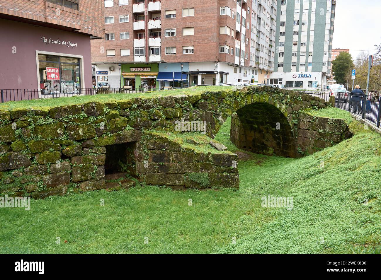 Sehr interessante Brücke und sehr gut erhalten, ihre 4 dreieckigen Wellenbrecher, die wir auf beiden Seiten der Brücke sehen können, ein Umstand, der das ist Stockfoto