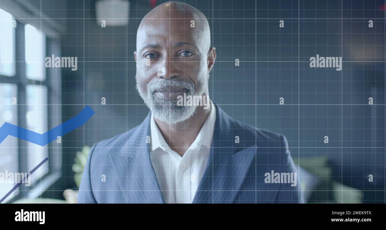 Bild der Verarbeitung von Finanzdaten über afroamerikanischen Geschäftsmann im Amt Stockfoto