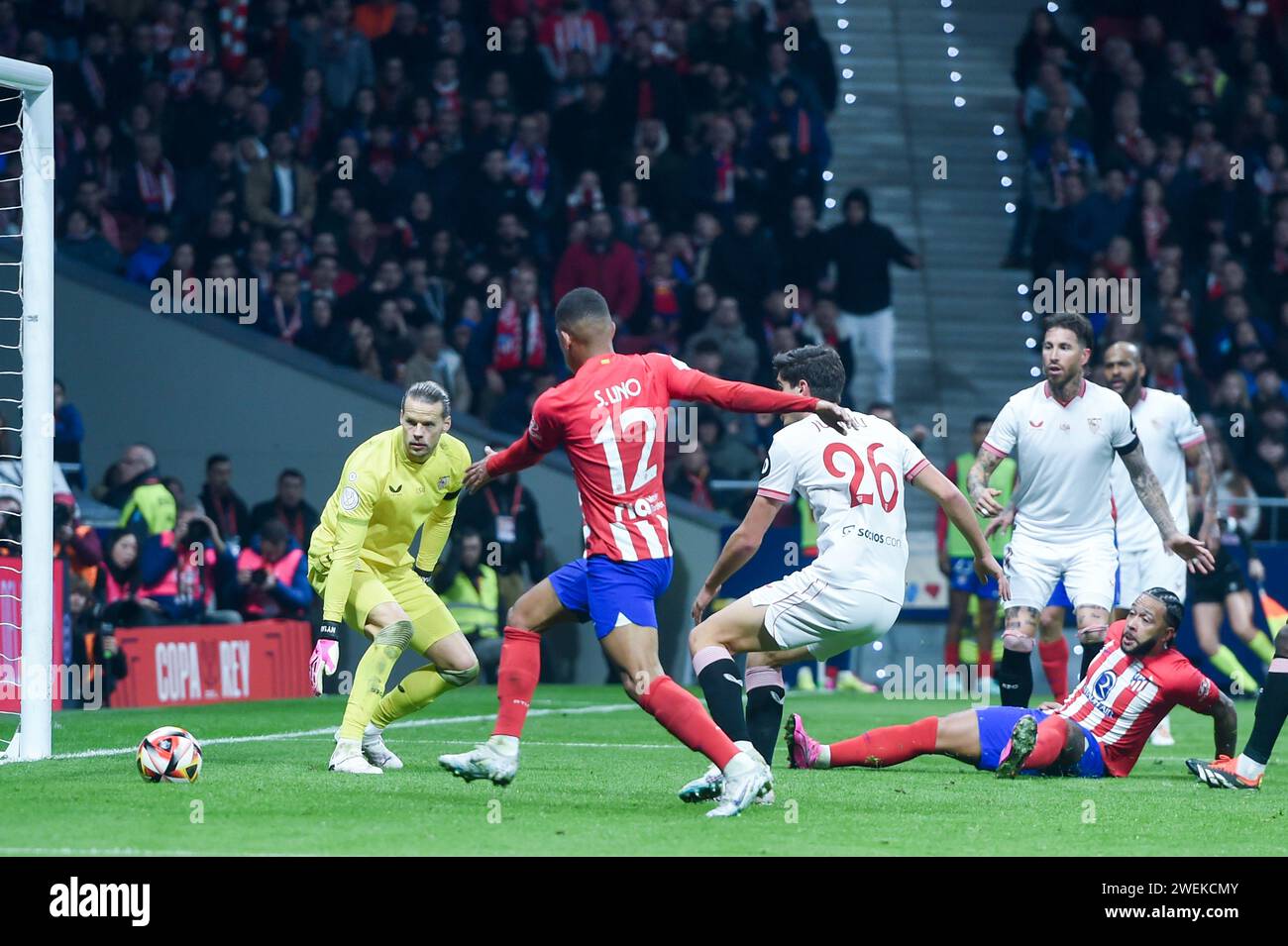 Madrid. Januar 2024. Memphis Depay (unterster) von Atletico de Madrid erzielte beim Viertelfinalspiel des spanischen Königs-Cups (Copa del Rey) zwischen Club Atletico de Madrid und Sevilla FC in Madrid am 25. Januar 2024. Gustavo Valiente/Xinhua/Alamy Live News Stockfoto