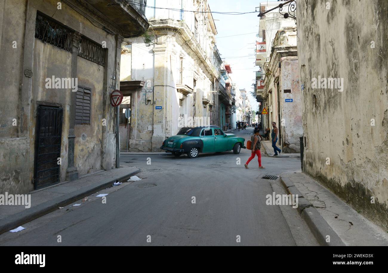 Spaziergang entlang der Cuba Straße an der Kreuzung der Luz Straße in Old Havanna, Kuba. Stockfoto