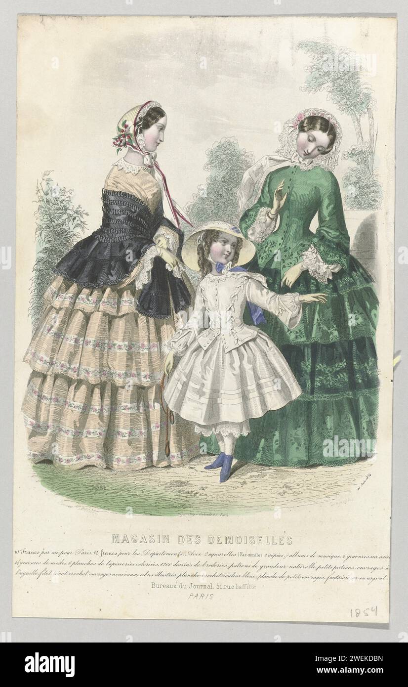 Demoiselle Store, 25. Juni 1854, 1854 zwei Frauen und ein Mädchen mit Sprungseil in der Hand, stehen in einem Garten. Links: Eng anliegendes Kleid mit breitem Rock mit Blumen- und Streifenmuster. Rechts: Dunkelgrünes Kleid mit Blattmotiv. Weite ausgestellte Ärmel und getauchte Plissee. Unter der Performance einige Informationslinien über das Modemagazin. Druck aus dem Modemagazin Magasin des Demoiselles (1844-1896). Papierstahl mit Gravur von Modetafeln. Kopfbedeckung: Kappe (+ Damenbekleidung). Nackenbekleidung  Kleidung (+ Damenbekleidung). Handschuhe, Fäustlinge usw. (+ Damenkleidung). Kleidung, Kostüm (+ Mädchen C Stockfoto