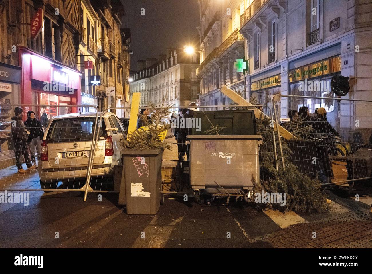 © PHOTOPQR/OUEST FRANCE/Thomas Brégardis/Ouest-France ; Rennes ; 25/01/2024 ; UN appel à Manifester à Rennes ce jeudi soir contre la loi Immigration avait été lancé à l'Initiative d'étudiants se revendiquant « antifacistes » ??de l'université Rennes 2. Entre 400 et 500 manifestants ont défilés derrière une banderole où l'on pouvait lire « Loi raciste, riposte antifaciste » Sur le Passage du cortège feu de poubelles, vitrines cassées etc… Une Barricader d'Antrain Thomas Brégardis/Ouest-France Rennes; 25.01.2024; Aufruf zur Demonstration am heutigen Donnerstagabend in Rennes gegen die immig Stockfoto