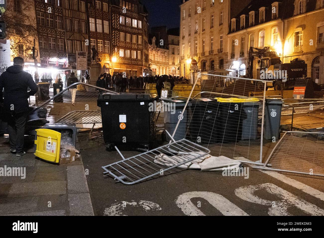 © PHOTOPQR/OUEST FRANCE/Thomas Brégardis/Ouest-France ; Rennes ; 25/01/2024 ; UN appel à Manifester à Rennes ce jeudi soir contre la loi Immigration avait été lancé à l'Initiative d'étudiants se revendiquant « antifacistes » ??de l'université Rennes 2. Entre 400 et 500 manifestants ont défilés derrière une banderole où l'on pouvait lire « Loi raciste, riposte antifaciste » Sur le Passage du cortège feu de poubelles, vitrines cassées etc… The Barricade Place Champ-Jacquet Thomas Brégardis/Ouest-France Rennes; 25.01.2024; Aufruf zur Demonstration am Donnerstag Abend in Rennes Stockfoto