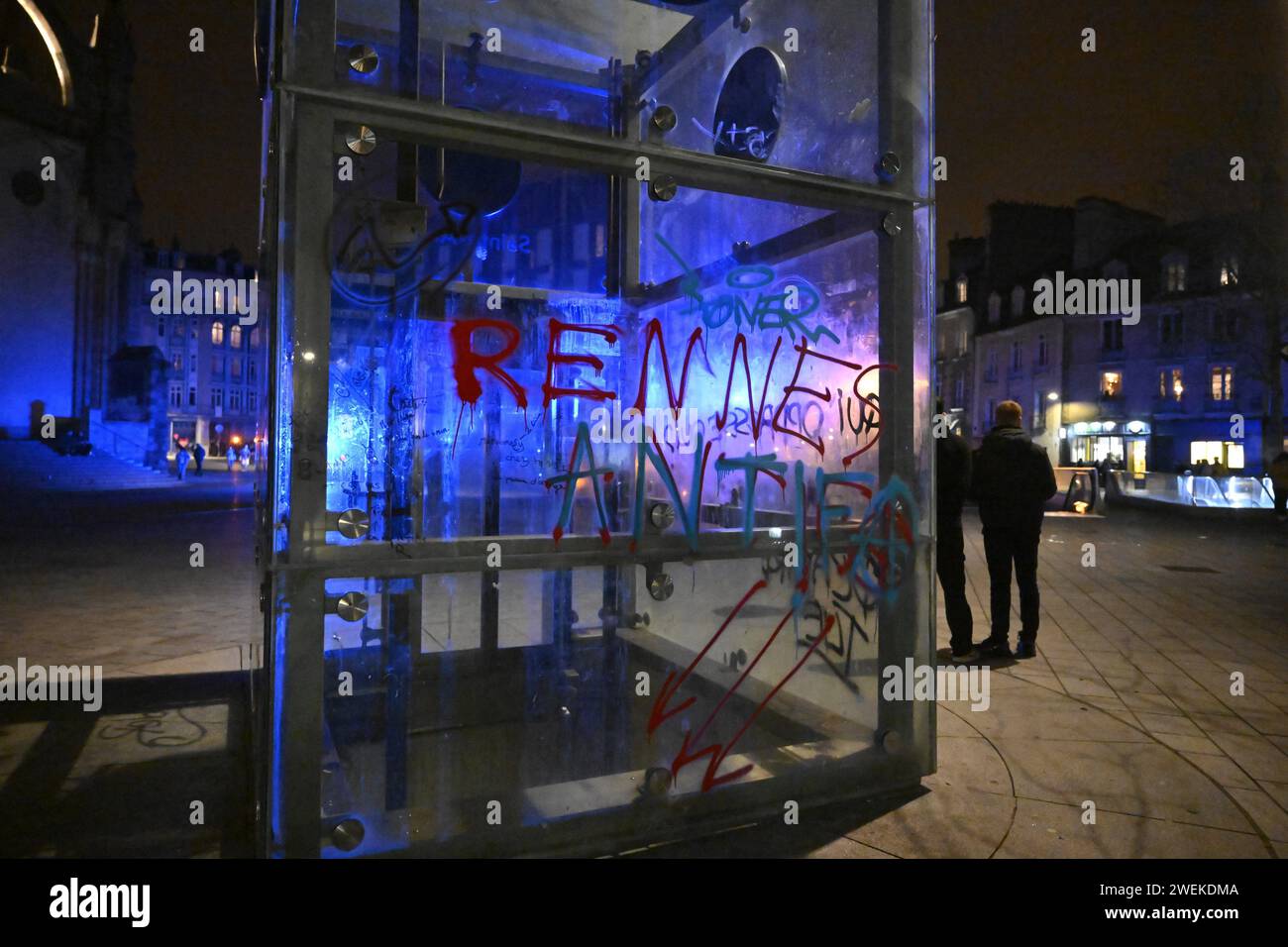 © PHOTOPQR/OUEST FRANCE/Thomas Brégardis/Ouest-France ; Rennes ; 25/01/2024 ; UN appel à Manifester à Rennes ce jeudi soir contre la loi Immigration avait été lancé à l'Initiative d'étudiants se revendiquant « antifacistes » ??de l'université Rennes 2. Entre 400 et 500 manifestants ont défilés derrière une banderole où l'on pouvait lire « Loi raciste, riposte antifaciste » Sur le Passage du cortège feu de poubelles, vitrines cassées etc… Tags sur le mobilier urbain Thomas Brégardis/Ouest-France Rennes; 25.01.2024; Aufruf zur Demonstration in Rennes heute Donnerstagabend gegen die Stockfoto