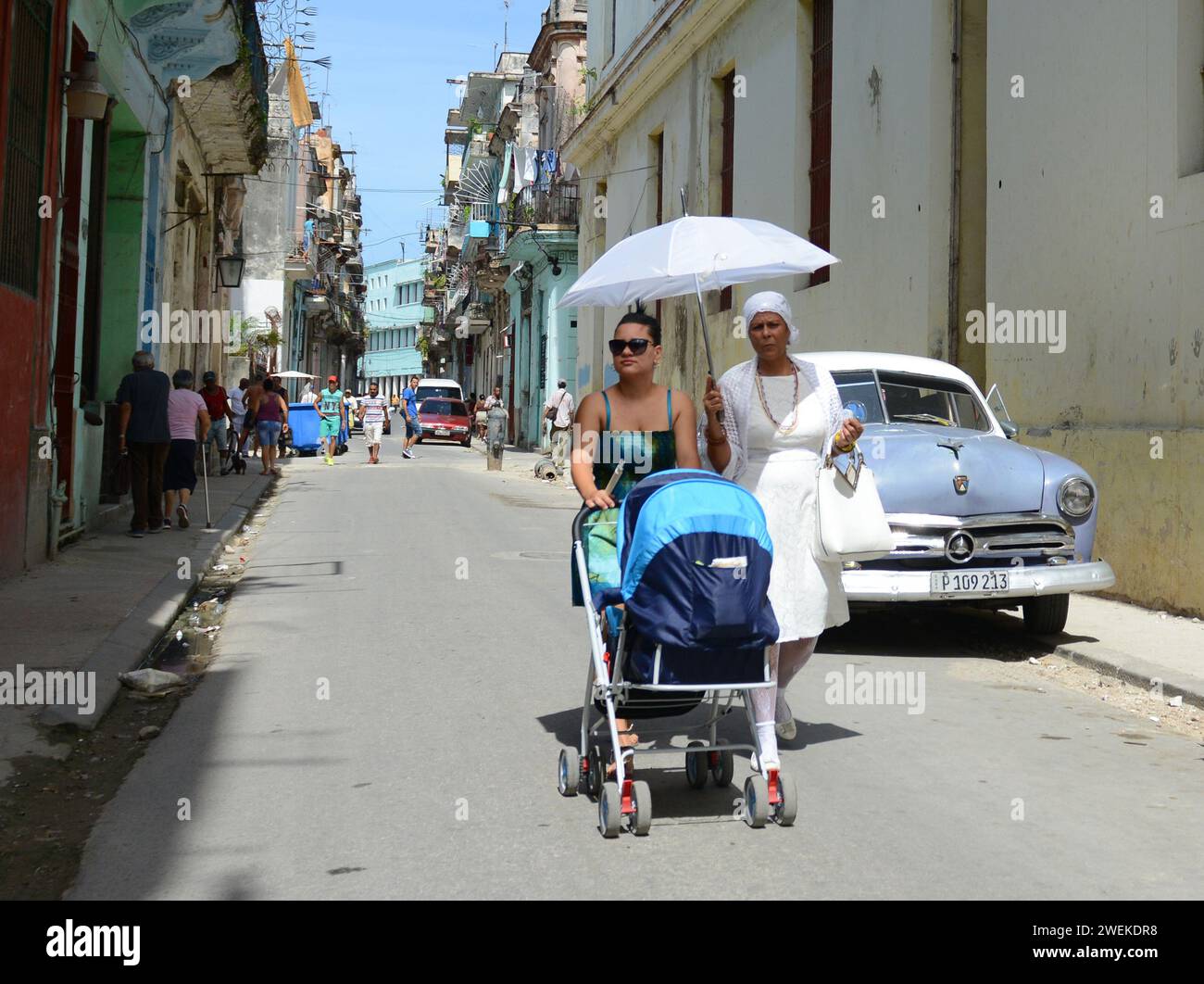 Kubanische Frauen laufen in den Straßen von Old Havanna, Kuba. Stockfoto