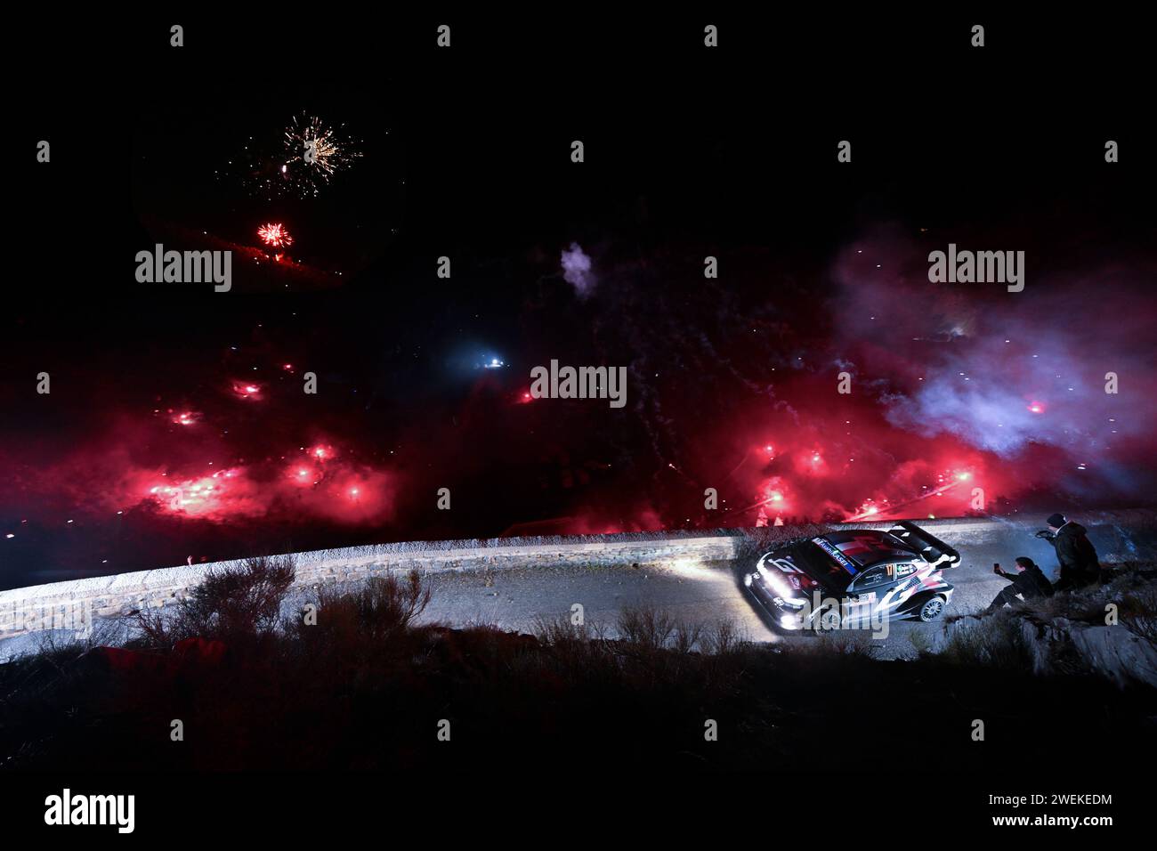 Gap, Fürstentum Monaco. Am 25. Januar 2024 stehen sie im Rahmen der FIA-Rallye-Weltmeisterschaft WRC Rallye Automobile Monte-Carlo 2024 25. Januar Gap, Frankreich Credit: Independent Photo Agency/Alamy Live News Stockfoto