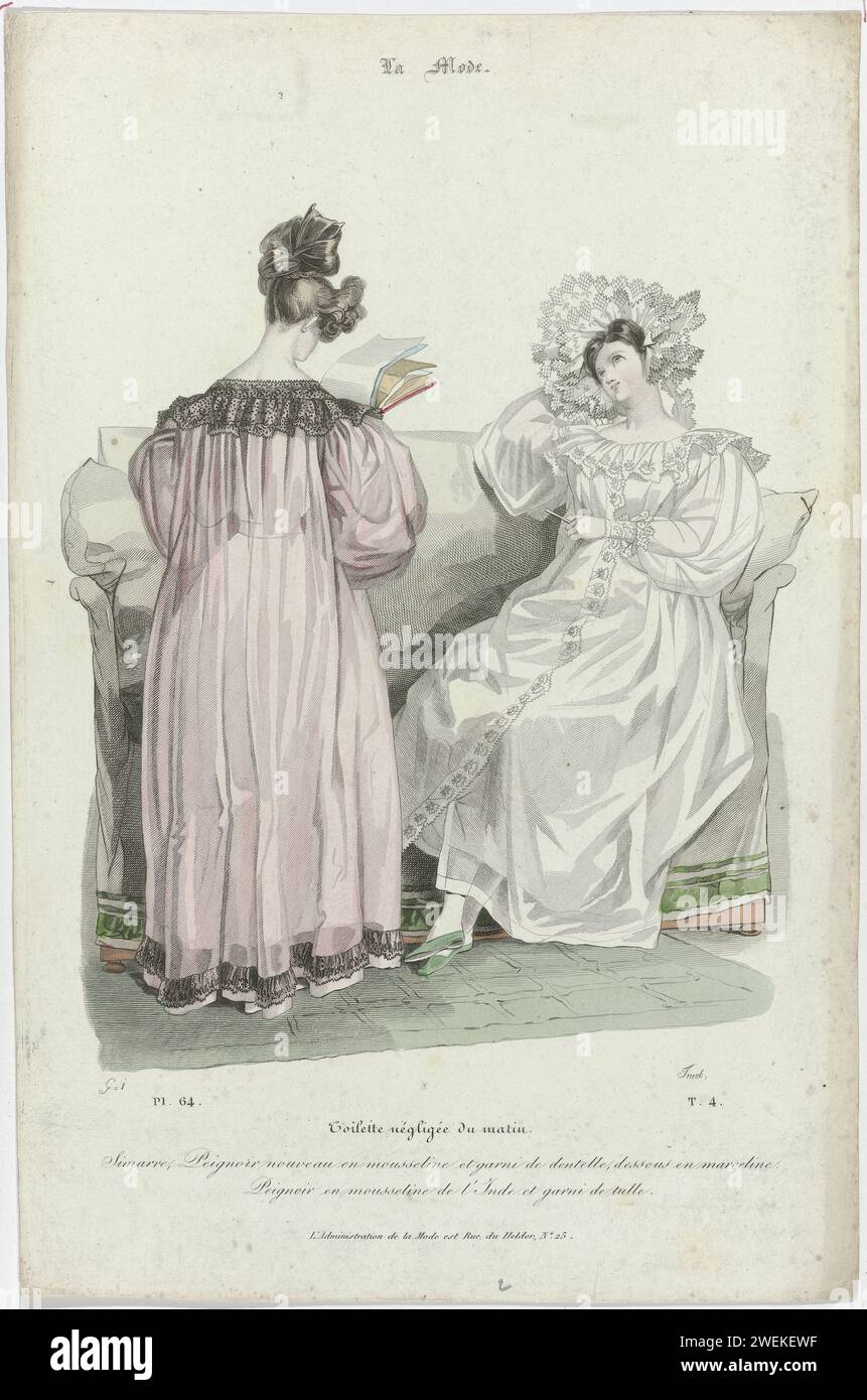 Mode, 1830, Pl. 64, t.4: Vernachlässigte Morgentoilette (...), 1830 „Toilette Négligée du Matin“. Zwei Frauen auf einem Sofa. Links: 'Simarre', neues 'Pignoir' aus Musseline, dekoriert mit Spitze, einschließlich 'Marceline'. Rechts: 'Pignoir' von 'Mousseline de l'Hand' und mit Tüll verziert. Druck aus dem Modemagazin La Mode (1829-1855). Papierätzung / Stahlgravur Modeteller. Kopfbedeckung: Kappe (+ Damenbekleidung). Mantel (HAUSMANTEL) (+ Damenkleidung). Schuhe, Sandalen (+ Damenkleidung). spitze (+ Damenkleidung) Stockfoto