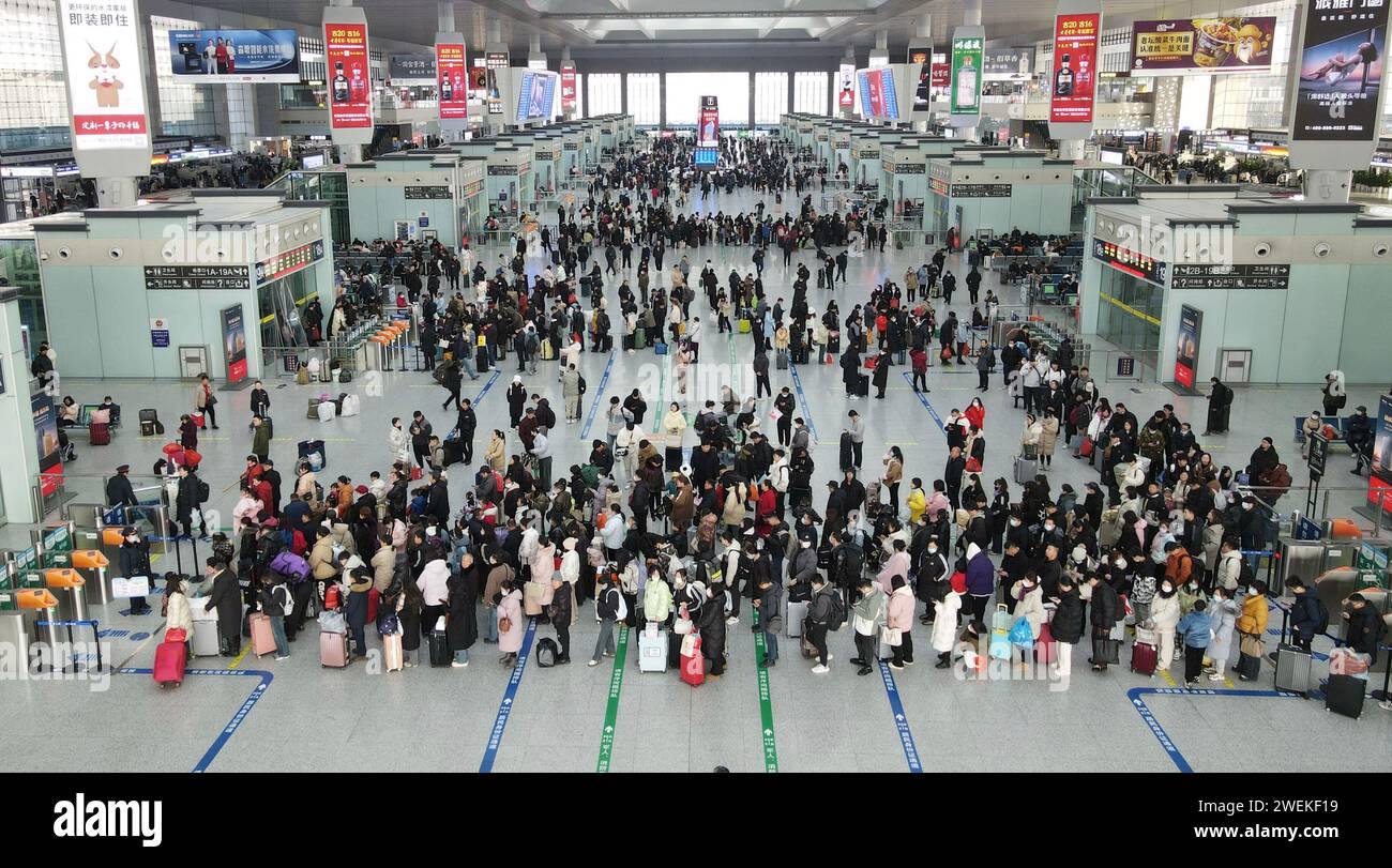 (240126) -- HEFEI, 26. Januar 2024 (Xinhua) -- Ein Drohnenfoto, das am 26. Januar 2024 aufgenommen wurde, zeigt Passagiere, die auf die Ticketkontrolle am Südbahnhof Hefei in Hefei, ostchinesischer Provinz Anhui, warten. China leitete offiziell seine größte jährliche Bevölkerungswanderung am Freitag ein, 15 Tage vor dem Frühlingsfest oder dem Mondneujahr, mit rekordverdächtigen Reisezahlen. Laut Angaben des verkehrsministeriums des Landes dürften während der Reiseverkehrsperiode 2024 schätzungsweise 9 Milliarden Fahrgastfahrten unternommen werden. Davon werden 7,2 Milliarden Fahrten oder etwa 80 Prozent selbst gemacht Stockfoto