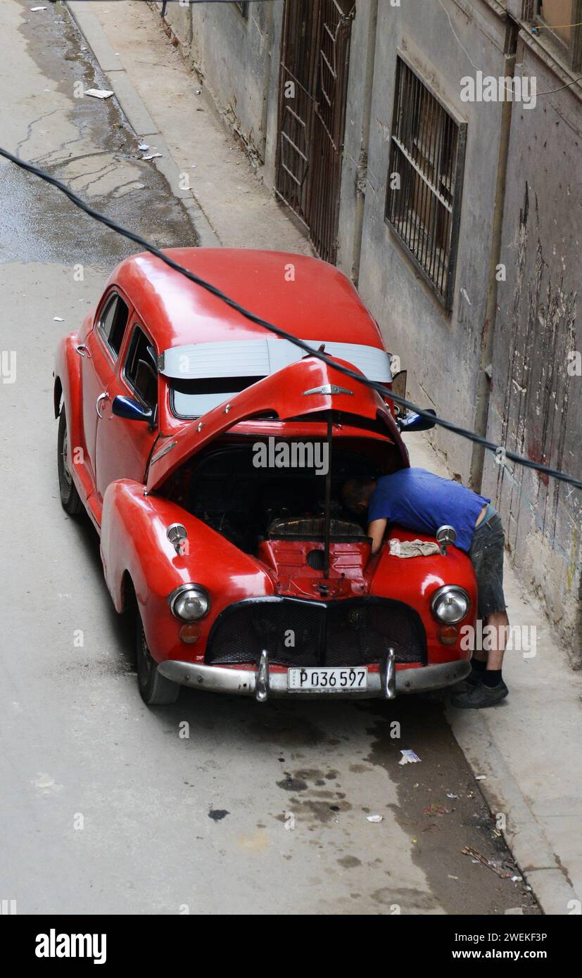 Ein alter roter Chevrolet-Wagen im alten Havanna, Kuba. Stockfoto