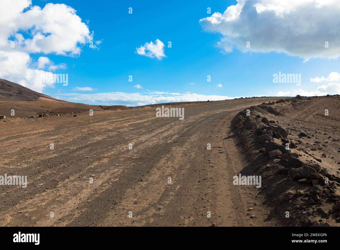 Feldweg in einer vulkanischen Landschaft im Los Ajaches National Park in der Nähe von Papagayo Beach. Playa Blanca, Lanzarote, Spanien Stockfoto
