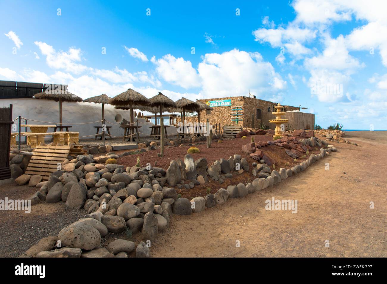 Bar mit wunderschönem Blick auf die Felsen über dem Papagayo Strand auf der Insel Lanzarote. Kanarische Inseln. Tourismus- und Urlaubskonzept. November 2023 Stockfoto