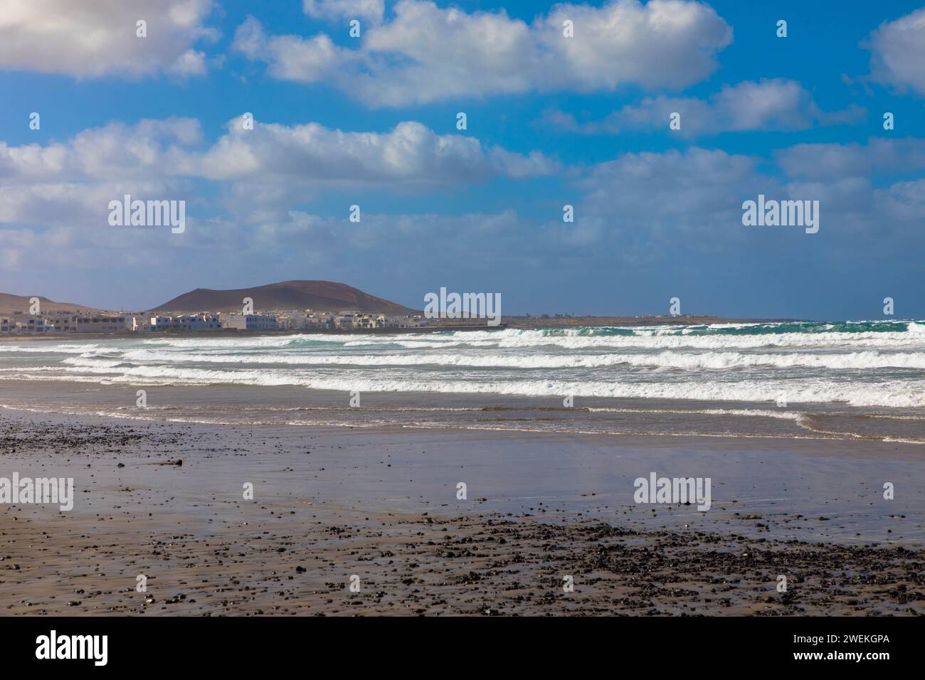 Berühmter Surferstrand Playa de Famara im Chinijo Naturpark in der Nähe des Dorfes Teguise. Lanzarote, Spanien, Europa Stockfoto