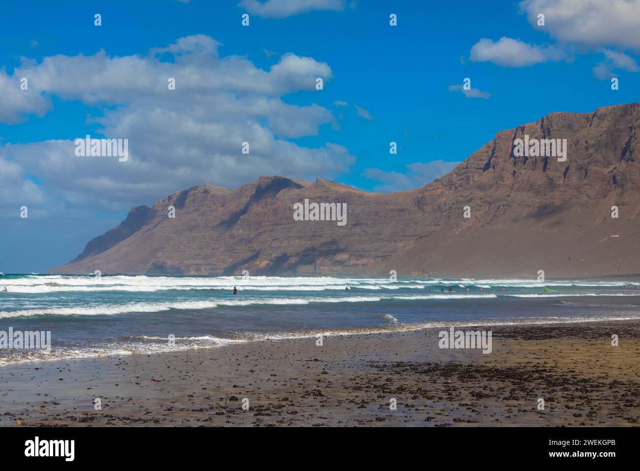 Berühmter Surferstrand Playa de Famara im Chinijo Naturpark in der Nähe des Dorfes Teguise. Lanzarote, Spanien, Europa Stockfoto