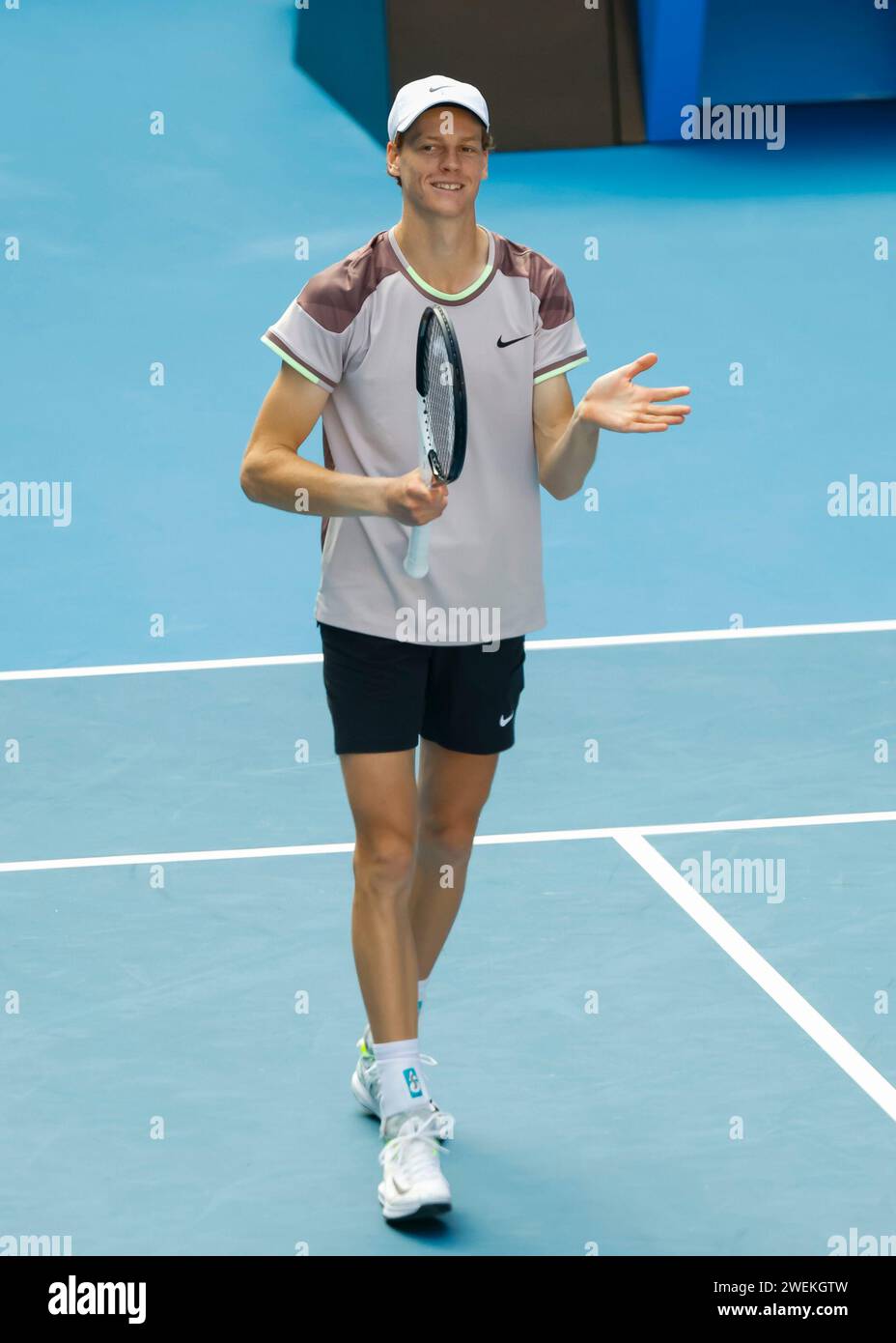 Melbourne, Australien. 26. Jan. 2024. Der italienische Tennisspieler Jannik Sinner feiert am Freitag, den 26. Januar 2024, während des Australian Open Turniers im Melbourne Park. © Jürgen Hasenkopf / Alamy Live News Stockfoto