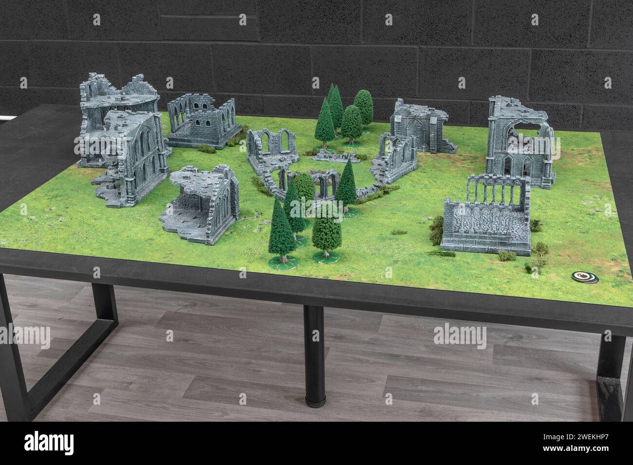 Ein Warhammer Spielbrett mit Verteidigungsanlagen in einem Gaming-Einzelhandelszentrum. Stockfoto