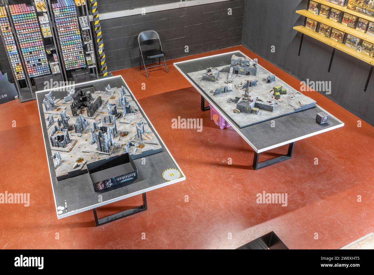 Warhammer Gaming Boards mit Verteidigung in einem Gaming-Einzelhandelszentrum. Stockfoto