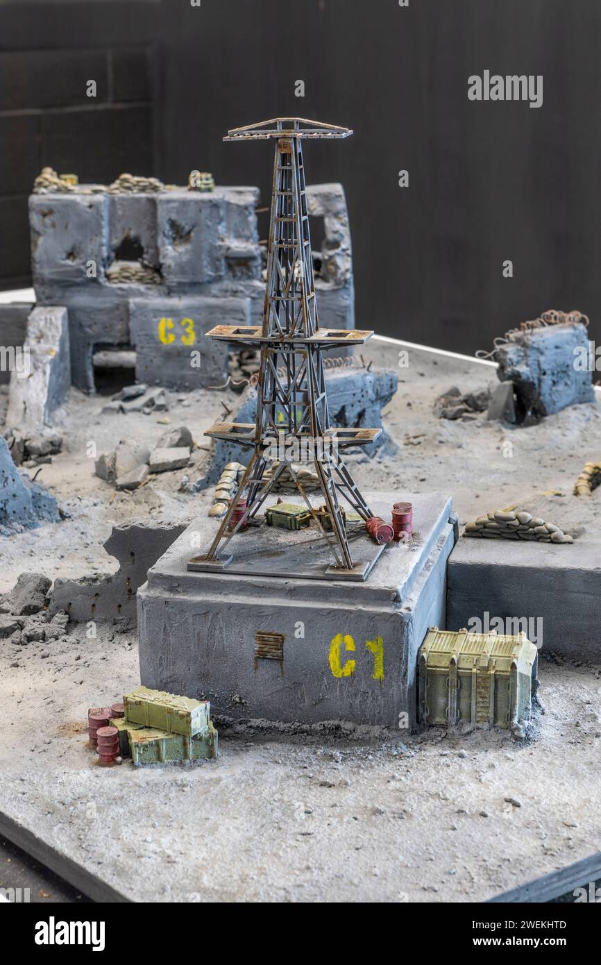 Ein Warhammer Spielbrett mit Verteidigungsanlagen in einem Gaming-Einzelhandelszentrum. Stockfoto
