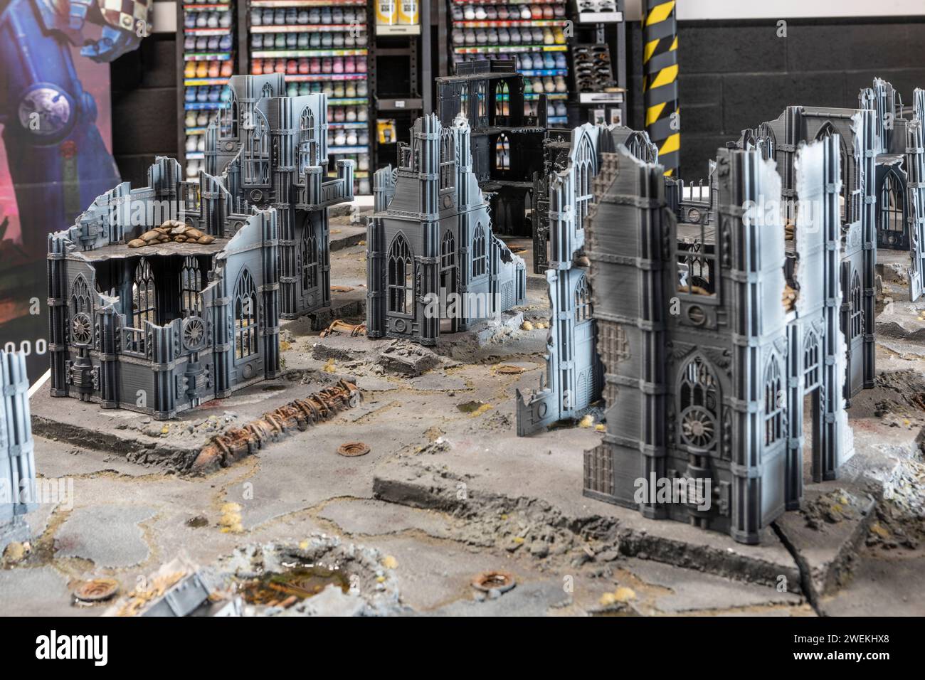 Ein Warhammer Spielbrett mit Verteidigungsanlagen in einem Gaming-Einzelhandelszentrum. Stockfoto
